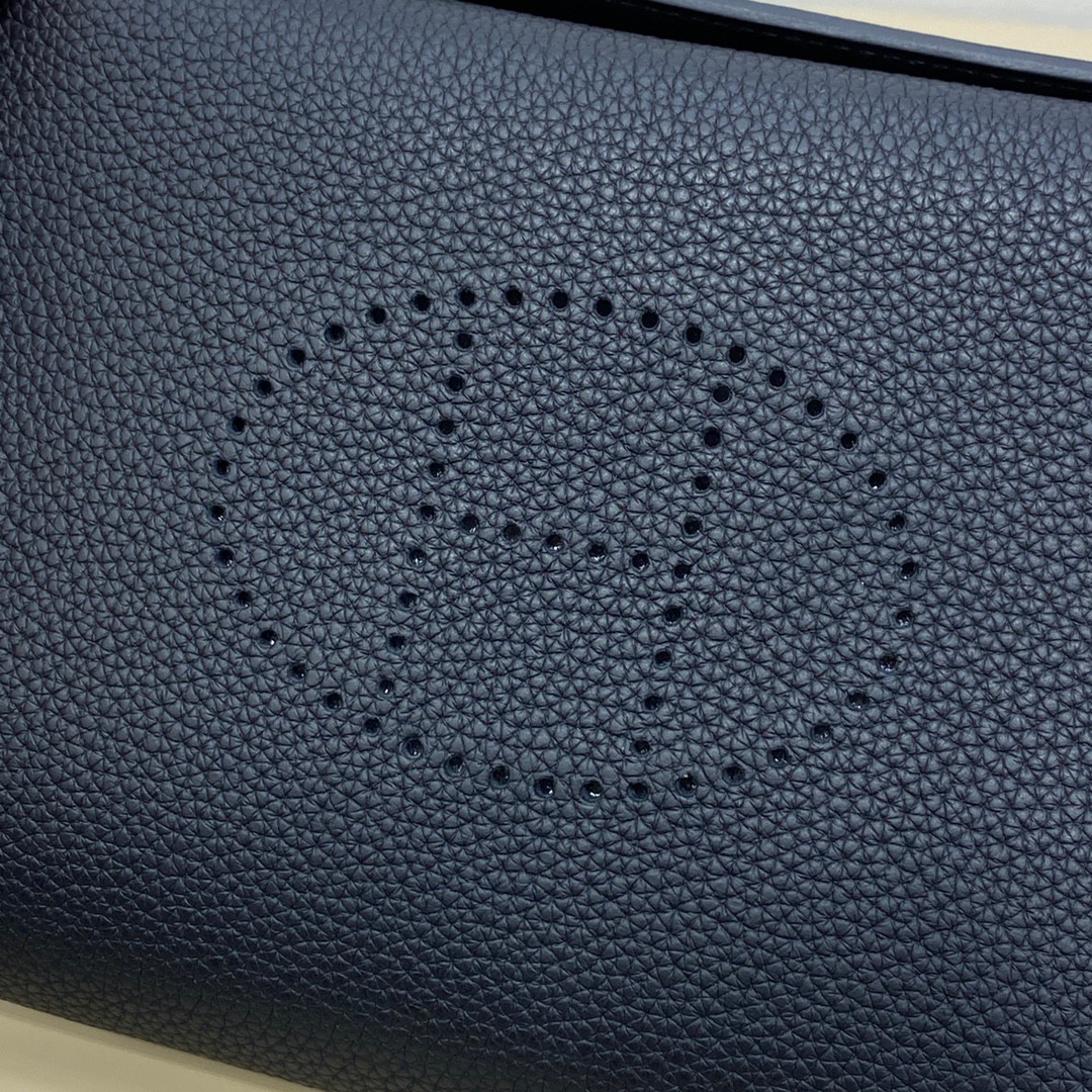 videpoches👝新款餐盘包|||男生新款包，大家喜欢叫作餐盘包，官方叫videpoches 
当代男款伊芙琳，简约耐看，男女都可以背，注定是爆款的一款包～
肩带可以调节 可以当作胸包 也可以挎到背后
平时穿运动休闲风的时候背背挺合适的。
尺寸：27*14*4cm
（长深宽）