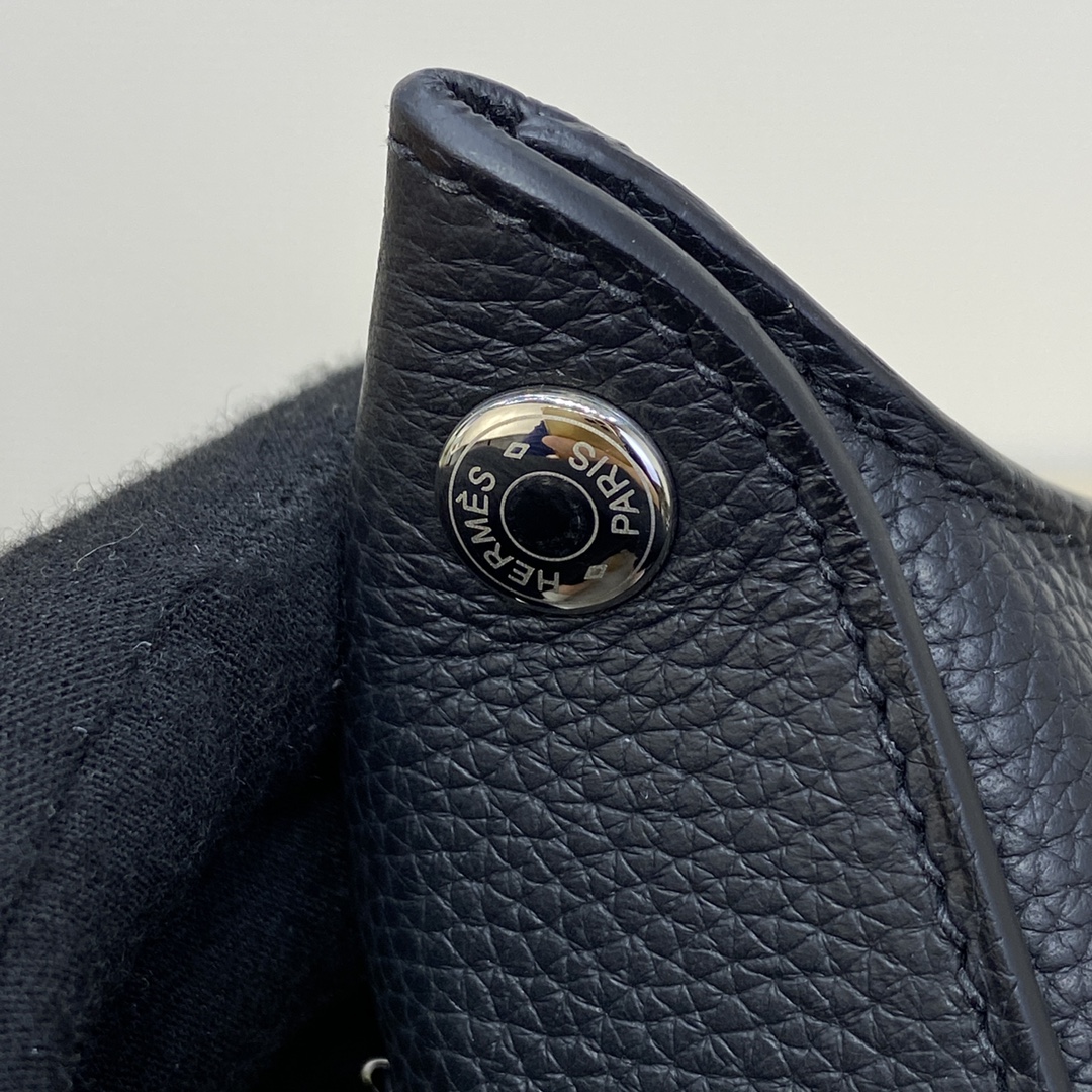 videpoches👝新款餐盘包|||男生新款包，大家喜欢叫作餐盘包，官方叫videpoches 
当代男款伊芙琳，简约耐看，男女都可以背，注定是爆款的一款包～
肩带可以调节 可以当作胸包 也可以挎到背后
平时穿运动休闲风的时候背背挺合适的。
尺寸：27*14*4cm
（长深宽）