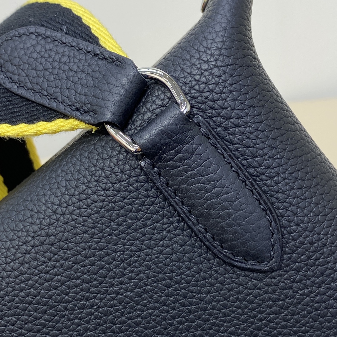 videpoches👝新款餐盘包|||男生新款包，大家喜欢叫作餐盘包，官方叫videpoches 
当代男款伊芙琳，简约耐看，男女都可以背，注定是爆款的一款包～
肩带可以调节 可以当作胸包 也可以挎到背后
平时穿运动休闲风的时候背背挺合适的。
尺寸：27*14*4cm
（长深宽）