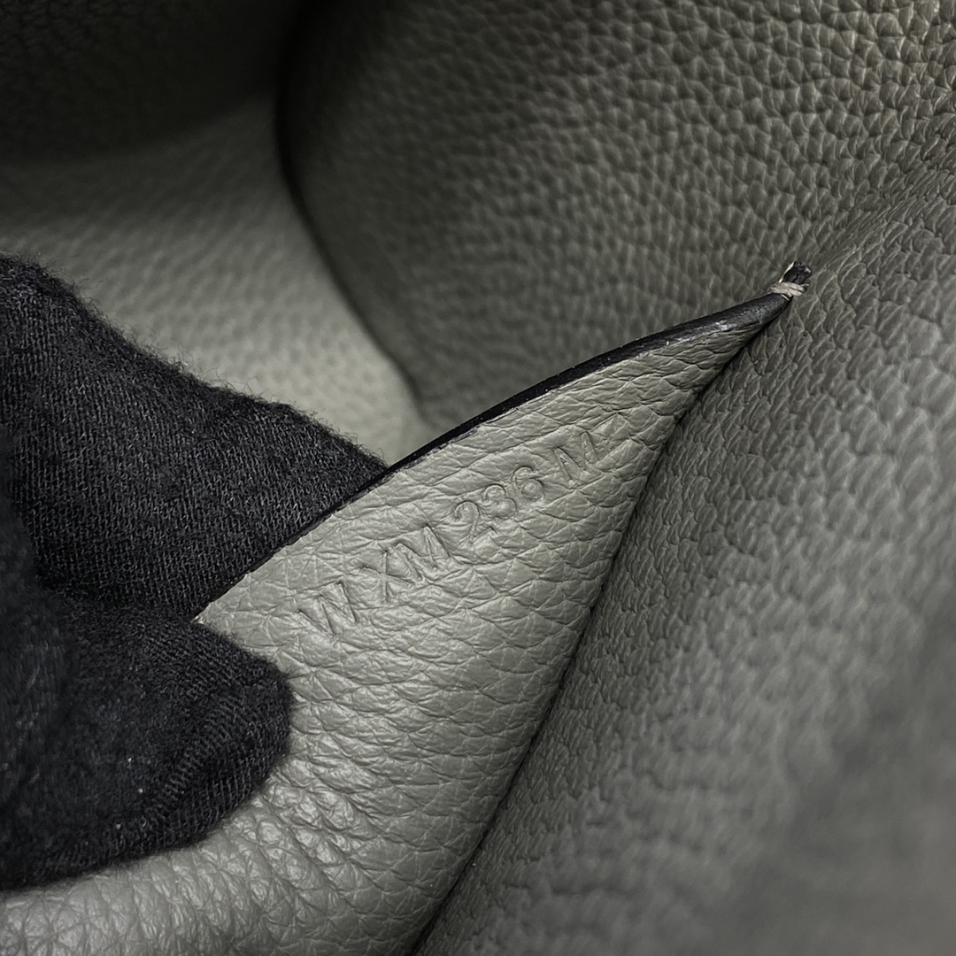 videpoches👝新款餐盘包|||男生新款包，大家喜欢叫作餐盘包，官方叫videpoches 
当代男款伊芙琳，简约耐看，男女都可以背，注定是爆款的一款包～
肩带可以调节 可以当作胸包 也可以挎到背后
平时穿运动休闲风的时候背背挺合适的。
尺寸：27*14*4cm
（长深宽）