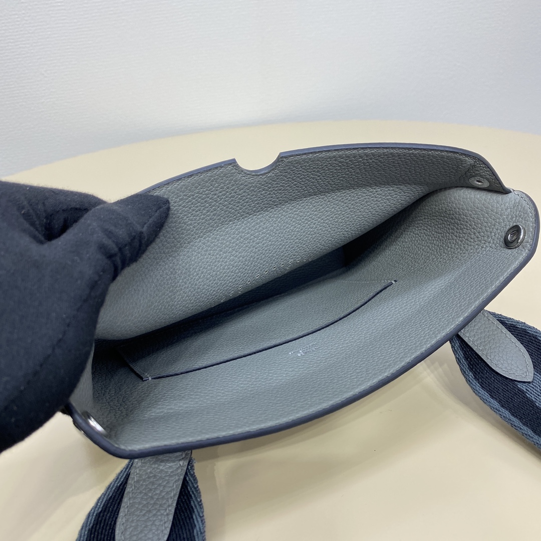 videpoches👝新款餐盘包|||男生新款包，大家喜欢叫作餐盘包，官方叫videpoches 
当代男款伊芙琳，简约耐看，男女都可以背，注定是爆款的一款包～
肩带可以调节 可以当作胸包 也可以挎到背后
平时穿运动休闲风的时候背背挺合适的。
尺寸：27*14*4cm
（长深宽）