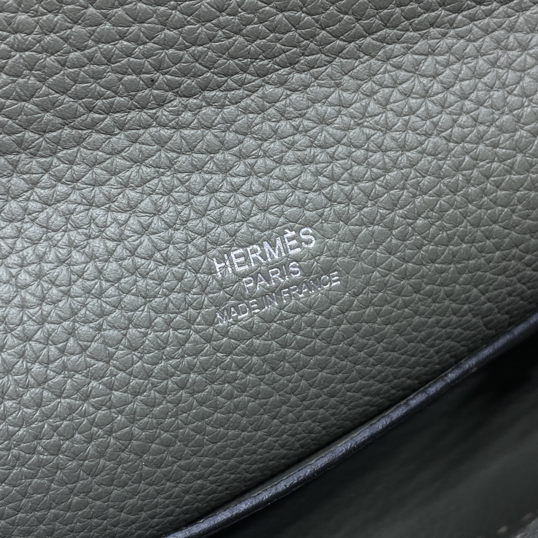 videpoches👝新款餐盘包|||男生新款包，大家喜欢叫作餐盘包，官方叫videpoches 
当代男款伊芙琳，简约耐看，男女都可以背，注定是爆款的一款包～
肩带可以调节 可以当作胸包 也可以挎到背后
平时穿运动休闲风的时候背背挺合适的。
尺寸：27*14*4cm
（长深宽）