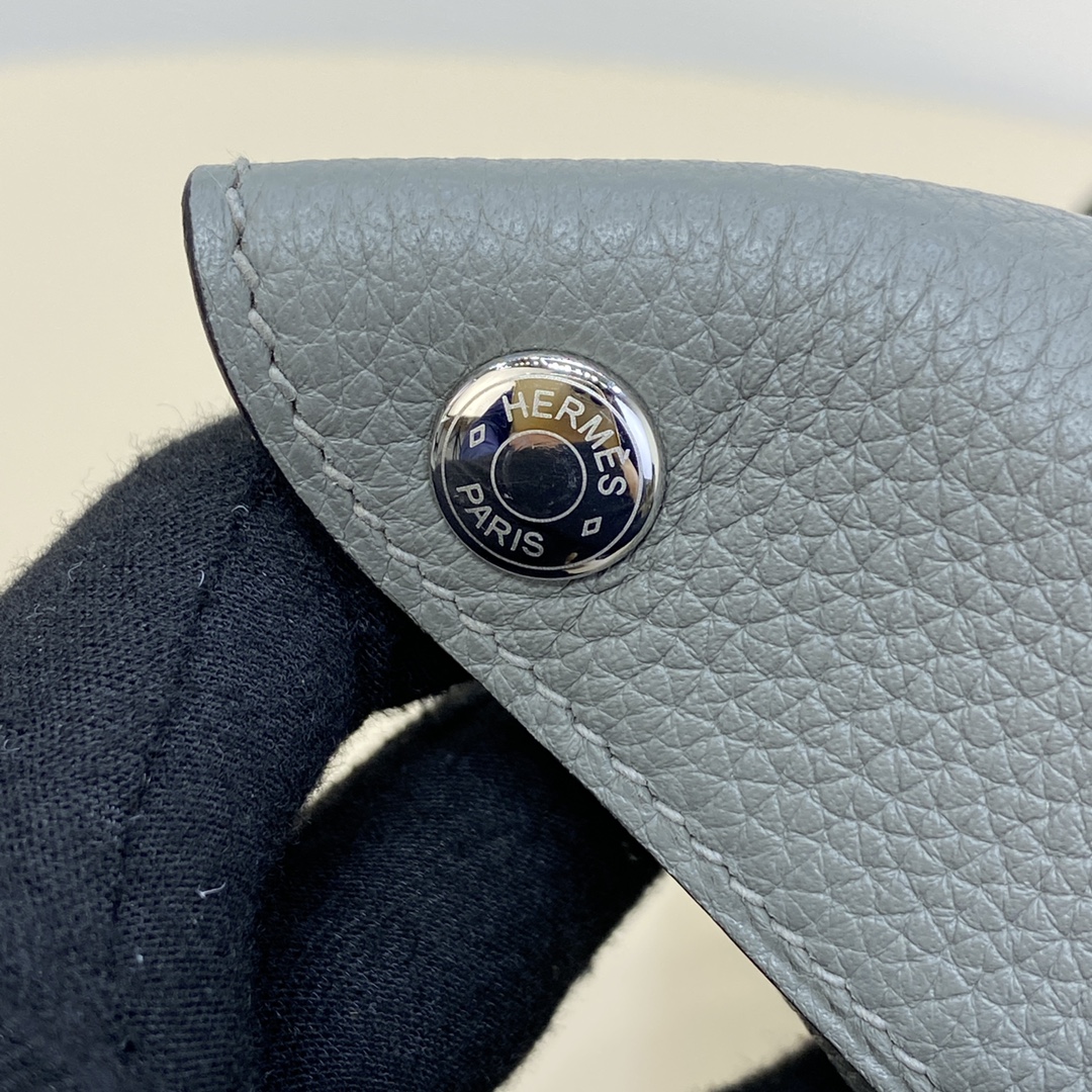 videpoches👝新款餐盘包|||男生新款包，大家喜欢叫作餐盘包，官方叫videpoches 
当代男款伊芙琳，简约耐看，男女都可以背，注定是爆款的一款包～
肩带可以调节 可以当作胸包 也可以挎到背后
平时穿运动休闲风的时候背背挺合适的。
尺寸：27*14*4cm
（长深宽）