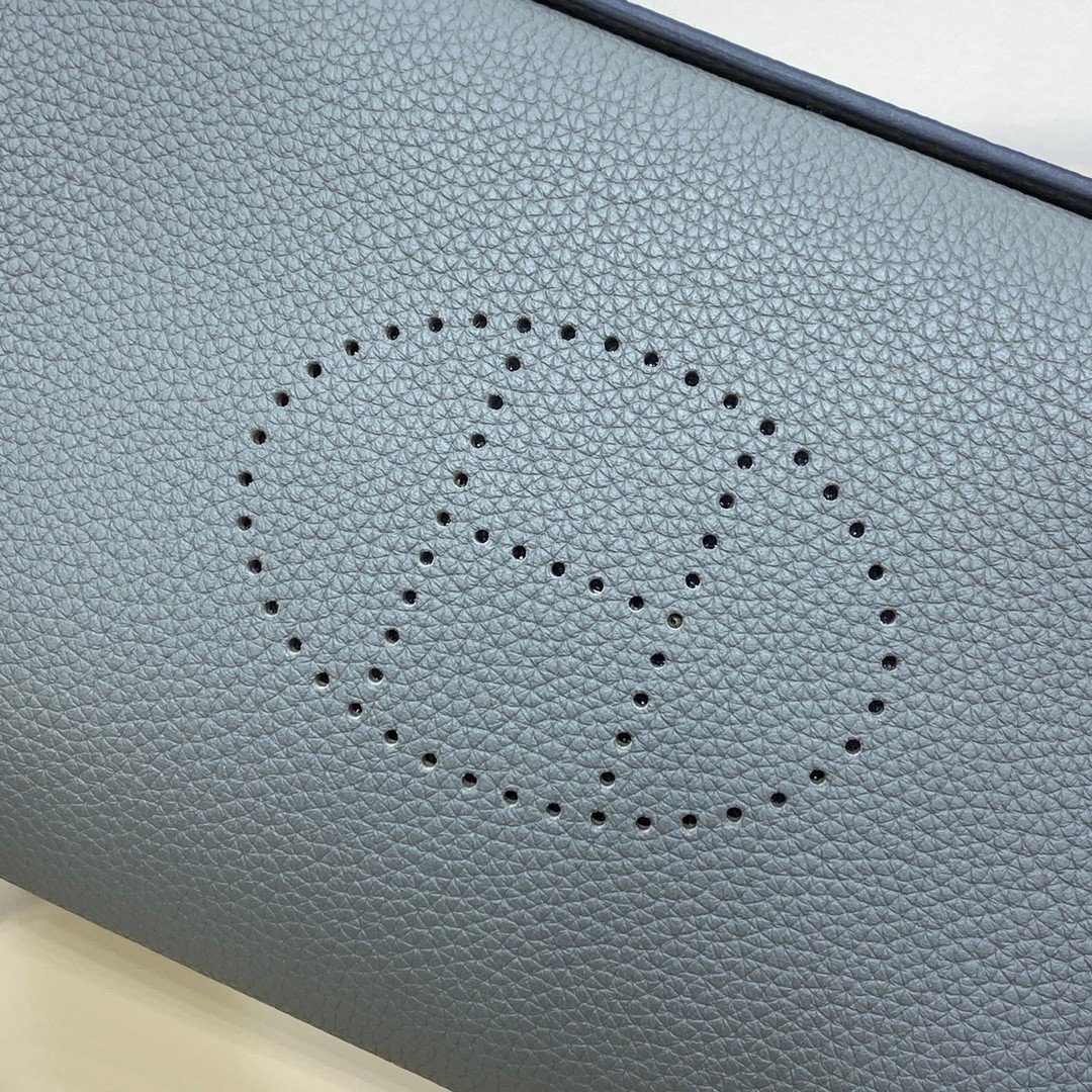 videpoches👝新款餐盘包|||男生新款包，大家喜欢叫作餐盘包，官方叫videpoches 
当代男款伊芙琳，简约耐看，男女都可以背，注定是爆款的一款包～
肩带可以调节 可以当作胸包 也可以挎到背后
平时穿运动休闲风的时候背背挺合适的。
尺寸：27*14*4cm
（长深宽）