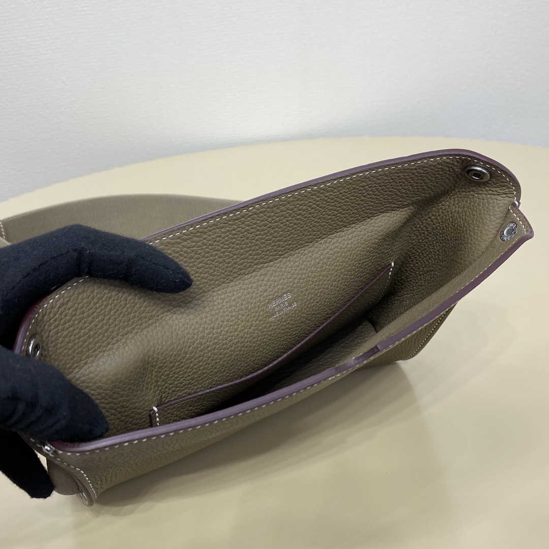 videpoches👝新款餐盘包|||男生新款包，大家喜欢叫作餐盘包，官方叫videpoches 
当代男款伊芙琳，简约耐看，男女都可以背，注定是爆款的一款包～
肩带可以调节 可以当作胸包 也可以挎到背后
平时穿运动休闲风的时候背背挺合适的。
尺寸：27*14*4cm
（长深宽）