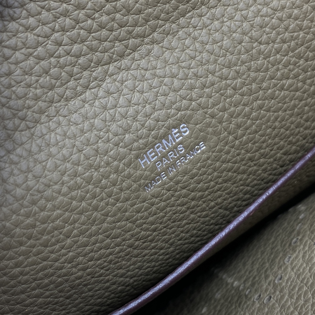 videpoches👝新款餐盘包|||男生新款包，大家喜欢叫作餐盘包，官方叫videpoches 
当代男款伊芙琳，简约耐看，男女都可以背，注定是爆款的一款包～
肩带可以调节 可以当作胸包 也可以挎到背后
平时穿运动休闲风的时候背背挺合适的。
尺寸：27*14*4cm
（长深宽）