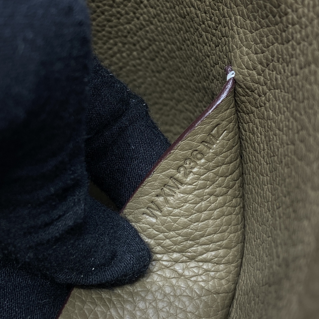 videpoches👝新款餐盘包|||男生新款包，大家喜欢叫作餐盘包，官方叫videpoches 
当代男款伊芙琳，简约耐看，男女都可以背，注定是爆款的一款包～
肩带可以调节 可以当作胸包 也可以挎到背后
平时穿运动休闲风的时候背背挺合适的。
尺寸：27*14*4cm
（长深宽）