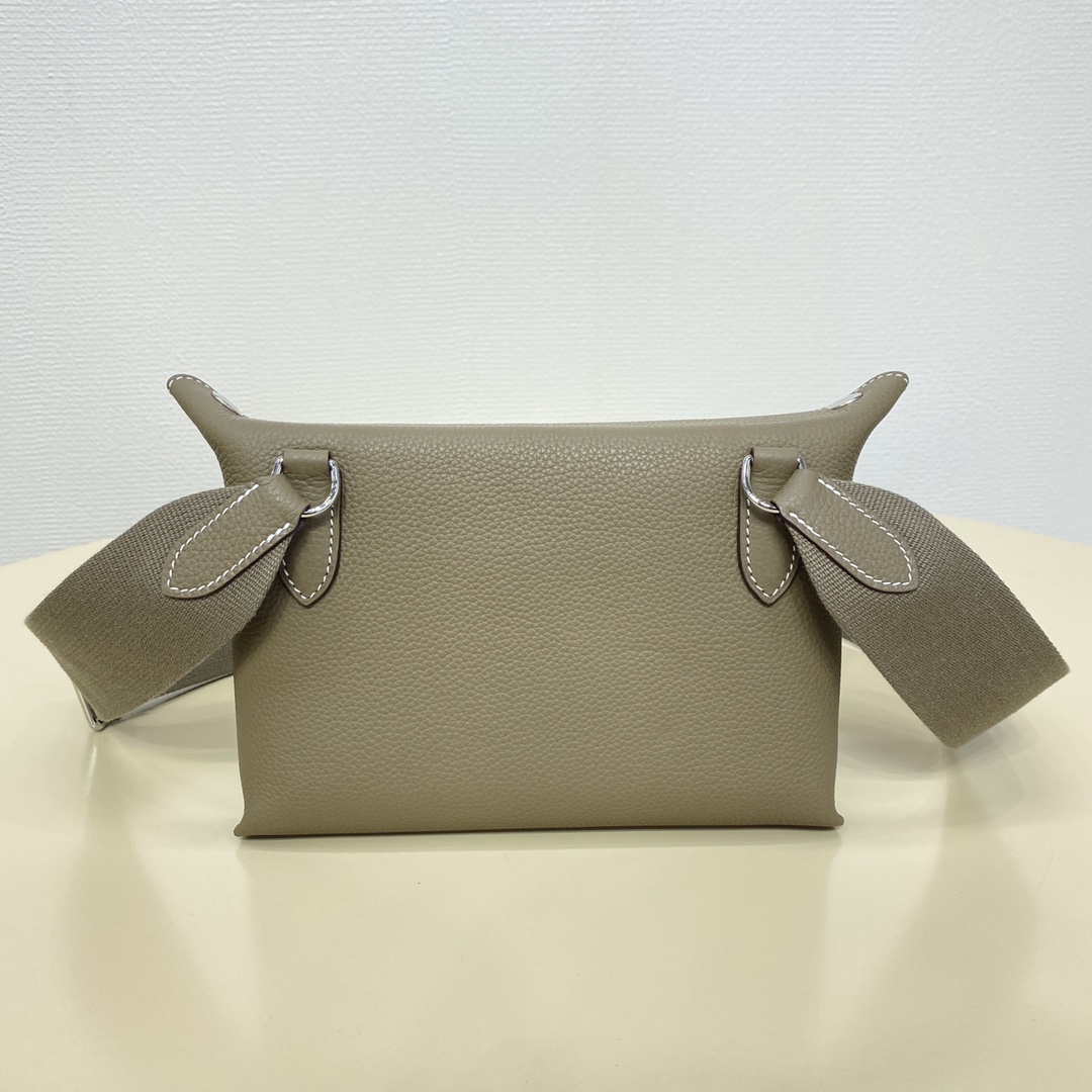 videpoches👝新款餐盘包|||男生新款包，大家喜欢叫作餐盘包，官方叫videpoches 
当代男款伊芙琳，简约耐看，男女都可以背，注定是爆款的一款包～
肩带可以调节 可以当作胸包 也可以挎到背后
平时穿运动休闲风的时候背背挺合适的。
尺寸：27*14*4cm
（长深宽）