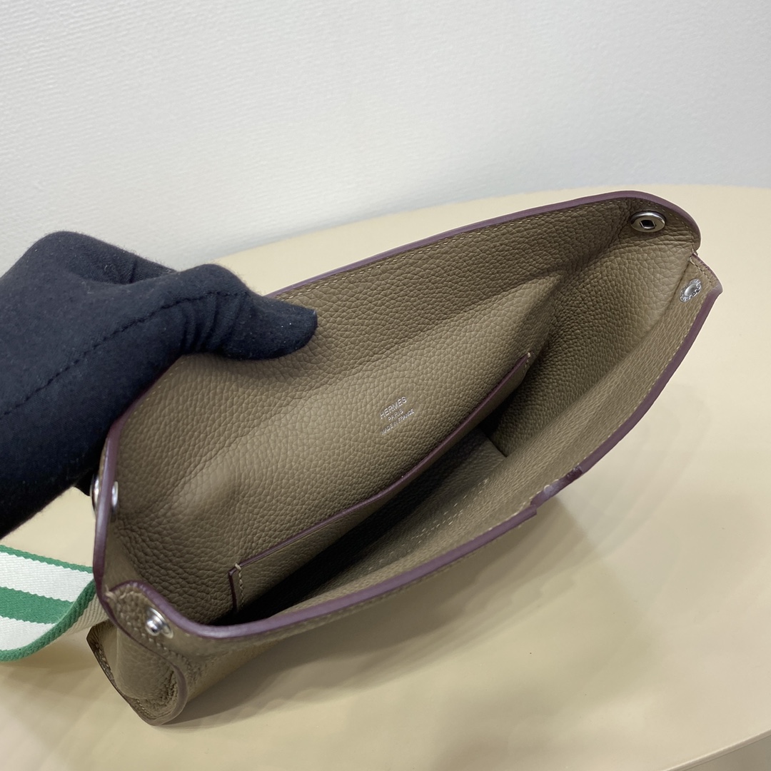 videpoches👝新款餐盘包|||男生新款包，大家喜欢叫作餐盘包，官方叫videpoches 
当代男款伊芙琳，简约耐看，男女都可以背，注定是爆款的一款包～
肩带可以调节 可以当作胸包 也可以挎到背后
平时穿运动休闲风的时候背背挺合适的。
尺寸：27*14*4cm
（长深宽）