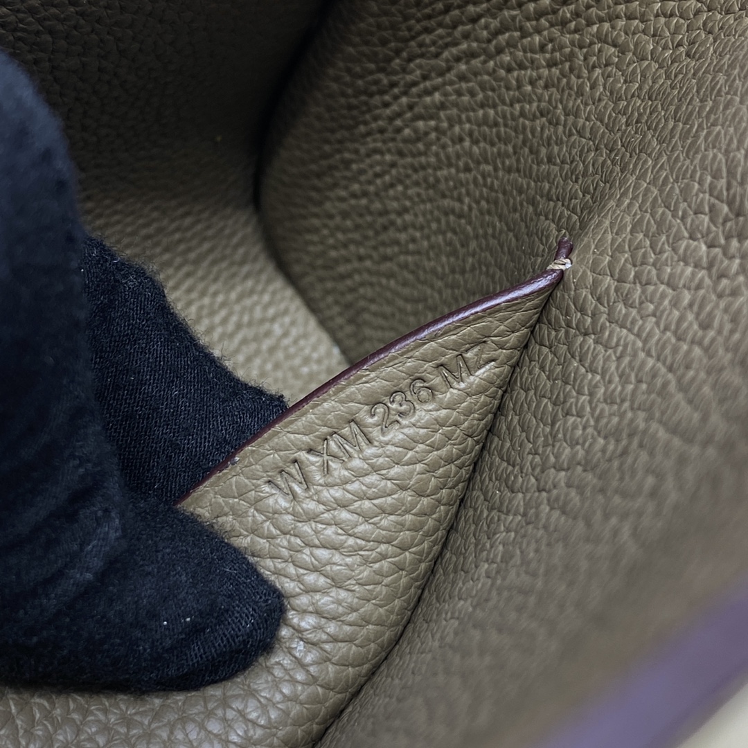 videpoches👝新款餐盘包|||男生新款包，大家喜欢叫作餐盘包，官方叫videpoches 
当代男款伊芙琳，简约耐看，男女都可以背，注定是爆款的一款包～
肩带可以调节 可以当作胸包 也可以挎到背后
平时穿运动休闲风的时候背背挺合适的。
尺寸：27*14*4cm
（长深宽）