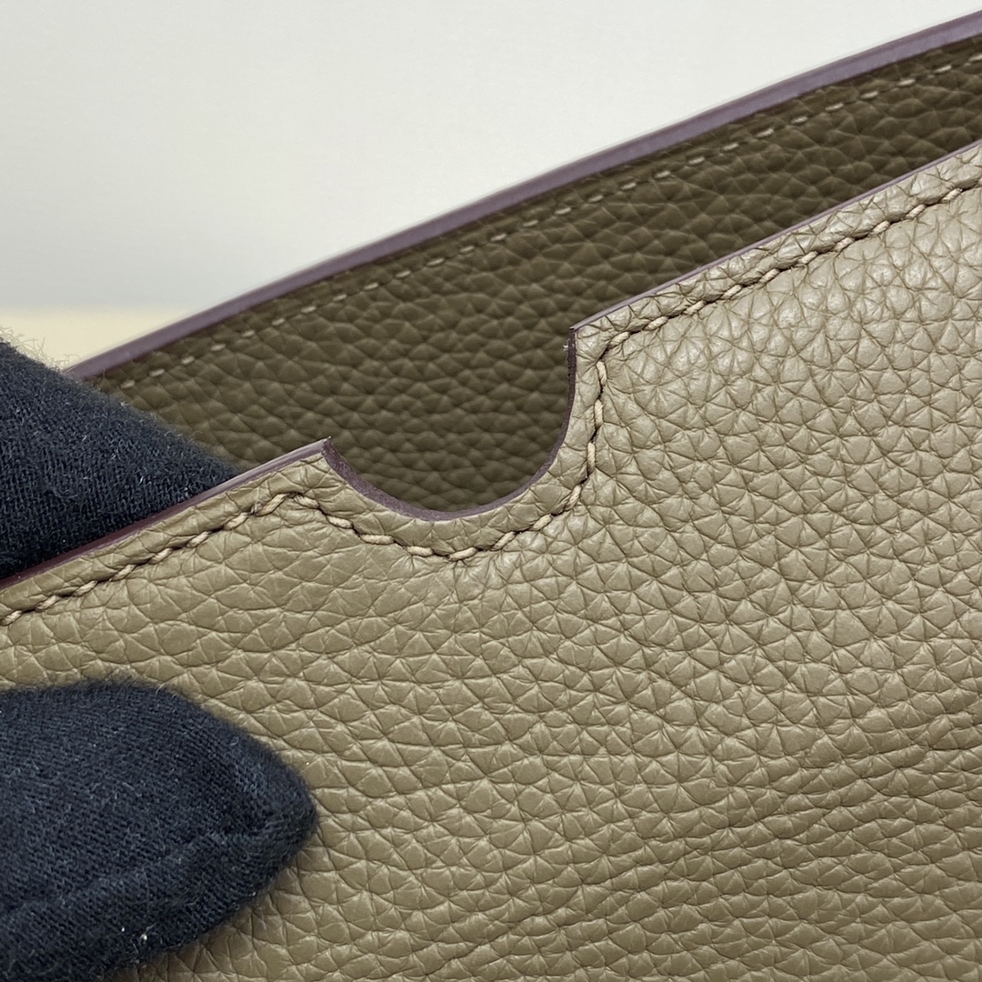 videpoches👝新款餐盘包|||男生新款包，大家喜欢叫作餐盘包，官方叫videpoches 
当代男款伊芙琳，简约耐看，男女都可以背，注定是爆款的一款包～
肩带可以调节 可以当作胸包 也可以挎到背后
平时穿运动休闲风的时候背背挺合适的。
尺寸：27*14*4cm
（长深宽）