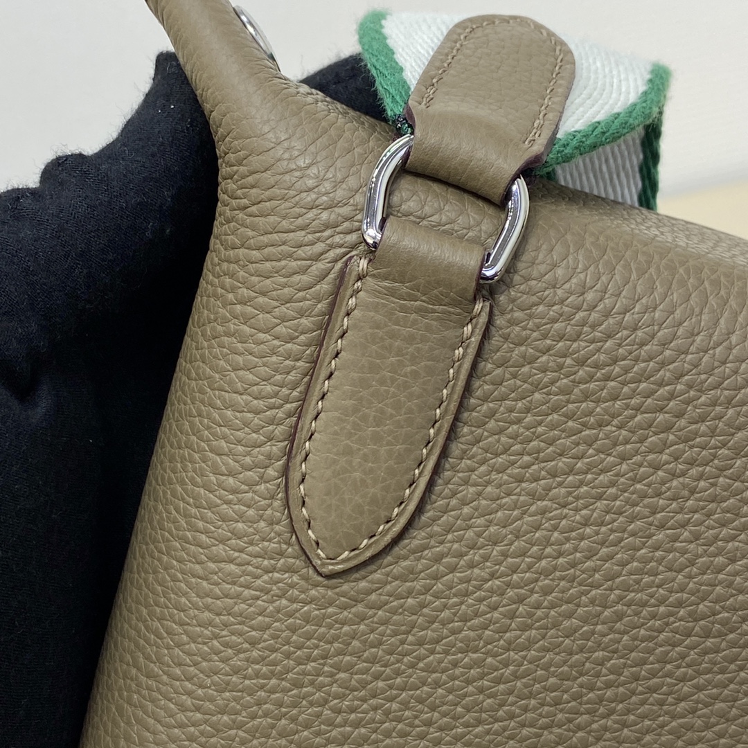 videpoches👝新款餐盘包|||男生新款包，大家喜欢叫作餐盘包，官方叫videpoches 
当代男款伊芙琳，简约耐看，男女都可以背，注定是爆款的一款包～
肩带可以调节 可以当作胸包 也可以挎到背后
平时穿运动休闲风的时候背背挺合适的。
尺寸：27*14*4cm
（长深宽）