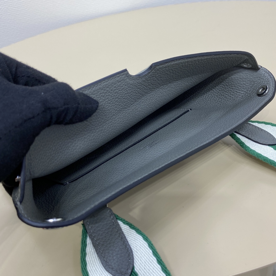 videpoches👝新款餐盘包|||男生新款包，大家喜欢叫作餐盘包，官方叫videpoches 
当代男款伊芙琳，简约耐看，男女都可以背，注定是爆款的一款包～
肩带可以调节 可以当作胸包 也可以挎到背后
平时穿运动休闲风的时候背背挺合适的。
尺寸：27*14*4cm
（长深宽）