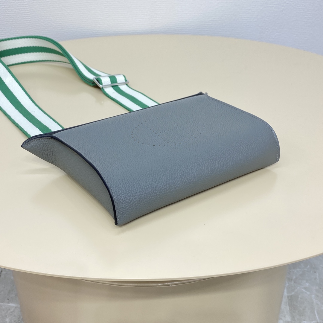 videpoches👝新款餐盘包|||男生新款包，大家喜欢叫作餐盘包，官方叫videpoches 
当代男款伊芙琳，简约耐看，男女都可以背，注定是爆款的一款包～
肩带可以调节 可以当作胸包 也可以挎到背后
平时穿运动休闲风的时候背背挺合适的。
尺寸：27*14*4cm
（长深宽）