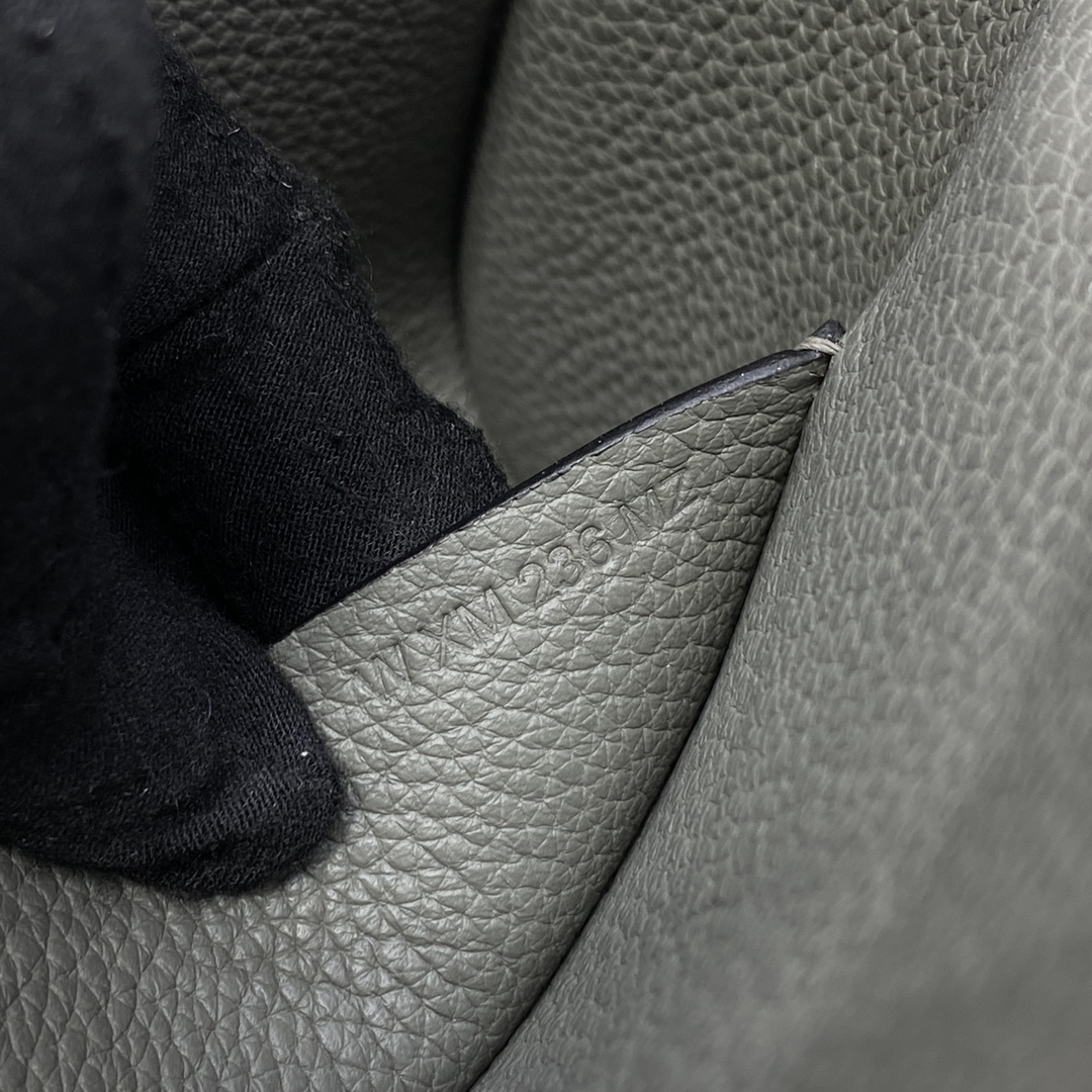 videpoches👝新款餐盘包|||男生新款包，大家喜欢叫作餐盘包，官方叫videpoches 
当代男款伊芙琳，简约耐看，男女都可以背，注定是爆款的一款包～
肩带可以调节 可以当作胸包 也可以挎到背后
平时穿运动休闲风的时候背背挺合适的。
尺寸：27*14*4cm
（长深宽）