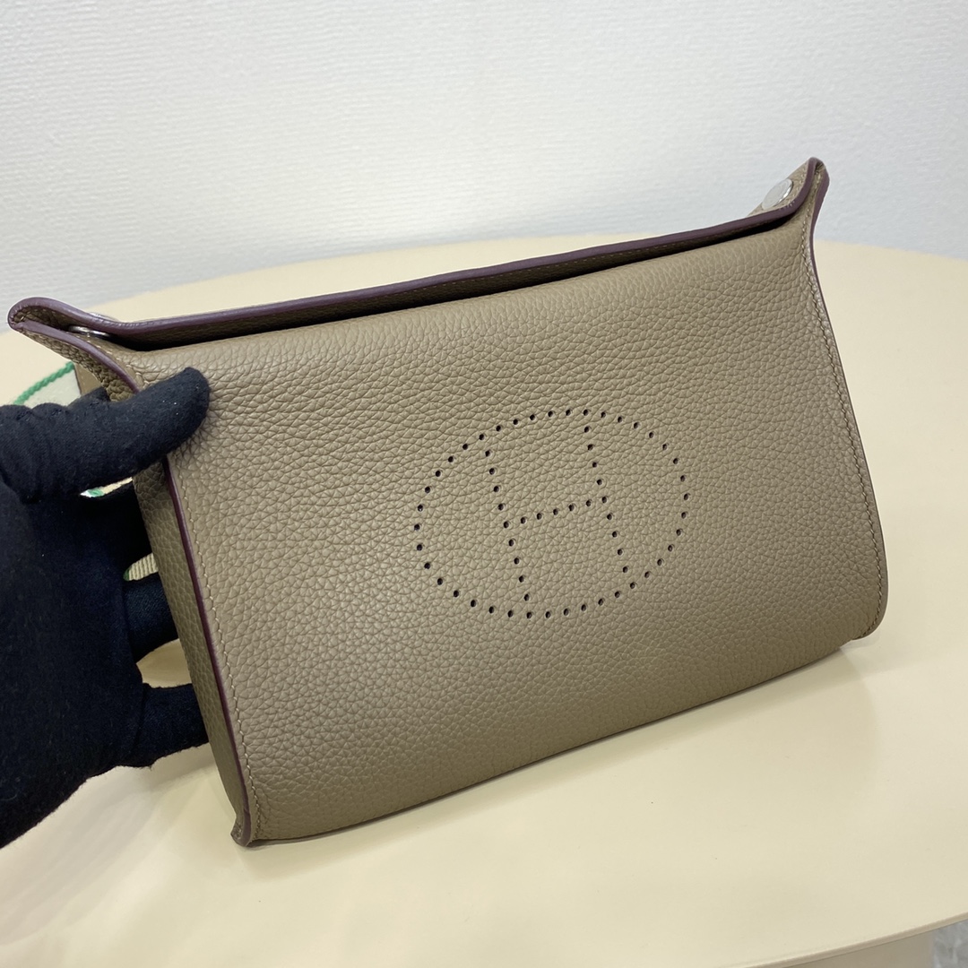 videpoches👝新款餐盘包|||男生新款包，大家喜欢叫作餐盘包，官方叫videpoches 
当代男款伊芙琳，简约耐看，男女都可以背，注定是爆款的一款包～
肩带可以调节 可以当作胸包 也可以挎到背后
平时穿运动休闲风的时候背背挺合适的。
尺寸：27*14*4cm
（长深宽）