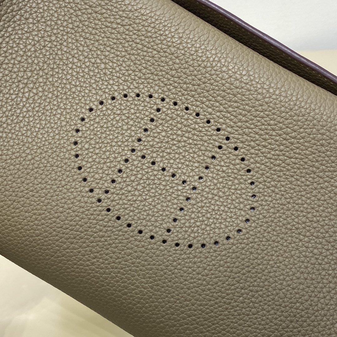 videpoches👝新款餐盘包|||男生新款包，大家喜欢叫作餐盘包，官方叫videpoches 
当代男款伊芙琳，简约耐看，男女都可以背，注定是爆款的一款包～
肩带可以调节 可以当作胸包 也可以挎到背后
平时穿运动休闲风的时候背背挺合适的。
尺寸：27*14*4cm
（长深宽）