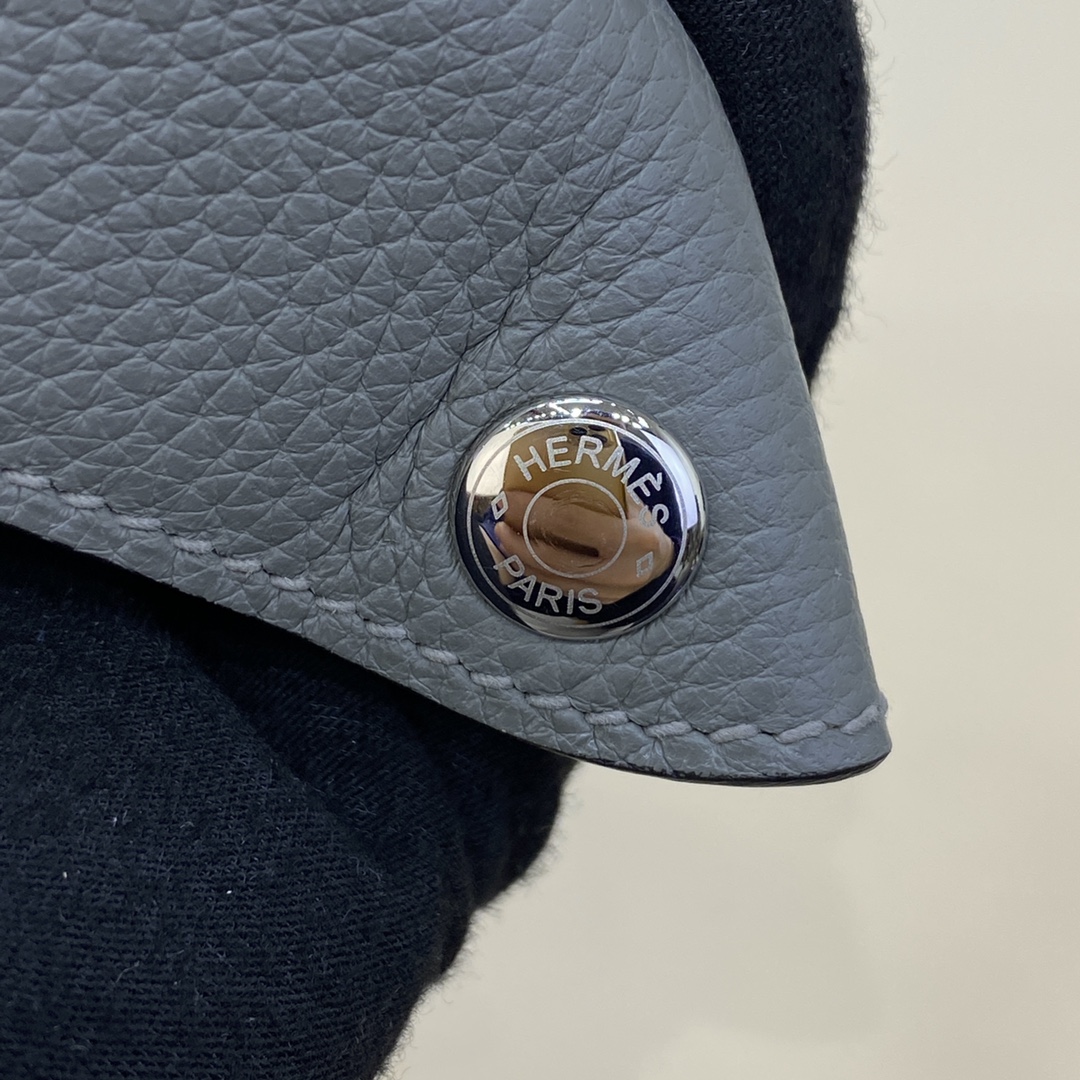 videpoches👝新款餐盘包|||男生新款包，大家喜欢叫作餐盘包，官方叫videpoches 
当代男款伊芙琳，简约耐看，男女都可以背，注定是爆款的一款包～
肩带可以调节 可以当作胸包 也可以挎到背后
平时穿运动休闲风的时候背背挺合适的。
尺寸：27*14*4cm
（长深宽）