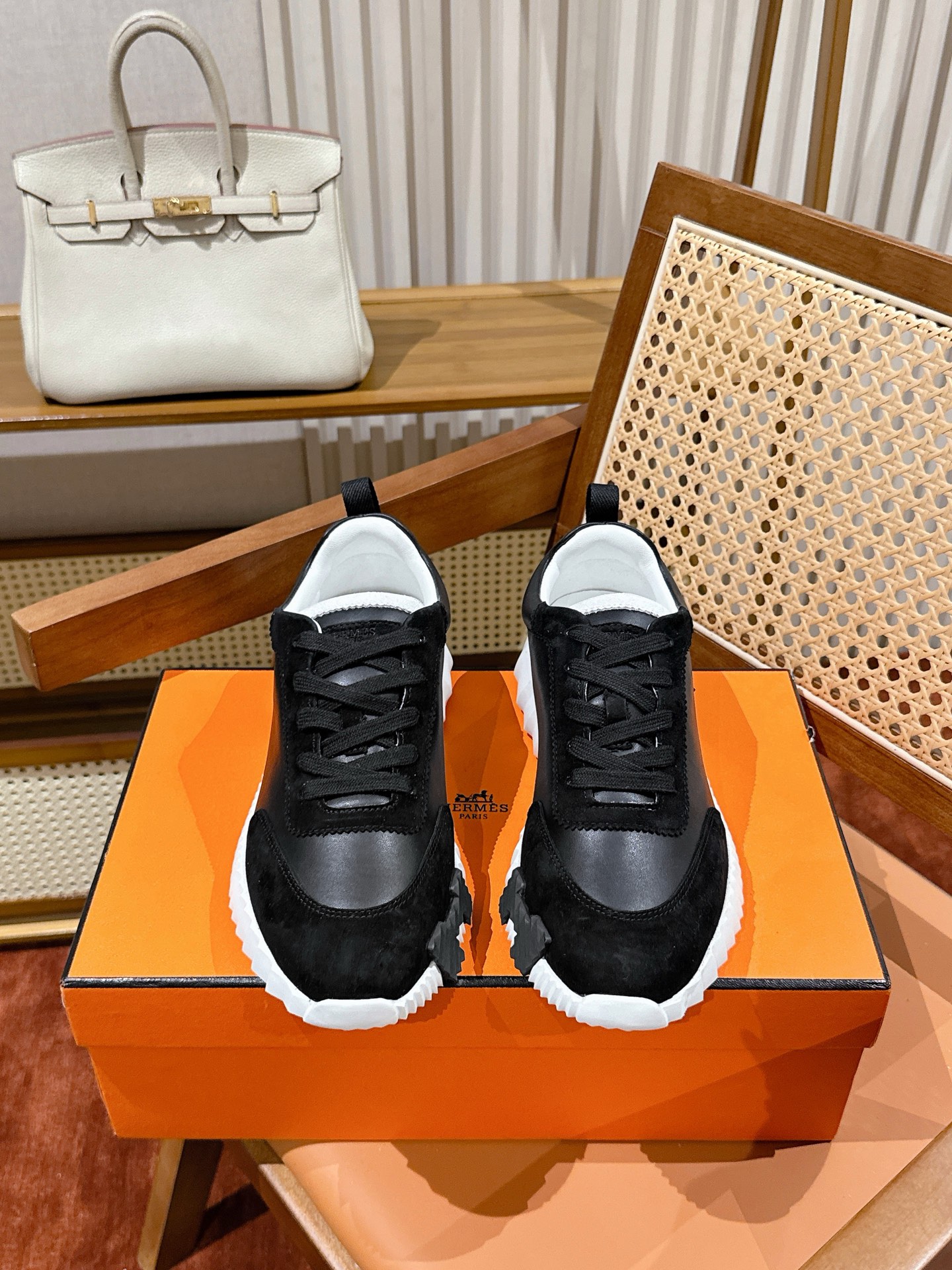 NO:929153,, same price for men and women, 20herme…sss24 new arrival~ Hot couple’s model at the counter, H’s first choice for stocking shoes!  It is a classic Hermès model. It comes out in many colors every season. It is definitely one of the most worth buying products. If you have ever met a god or goddess, don’t miss it!  !  It is super light and comfortable. It is not tiring after walking for a long time. It is not expensive. There is a small circle at the back to help you put on shoes. Top quality. 35-47 can be customized. 46, 47, casual shoes/sports shoes, hermes, hermes, sneakers.19860909,男女码同价 20herme…s ss24 new arrival～ 专柜大热情侣款,H家配货首选鞋履！ 是爱马仕经典款 每一季都会出很多颜色 绝对是最值得买的配货之一 有遇到的男神女神!真的不要错过！！ 他超轻、超舒适 走久不累、价格不贵 后面还有个辅助穿鞋的小圈 顶级精品 35-47可定做46,47,休闲鞋/运动鞋,hermes,hermes,sneakers,Women's Shoes