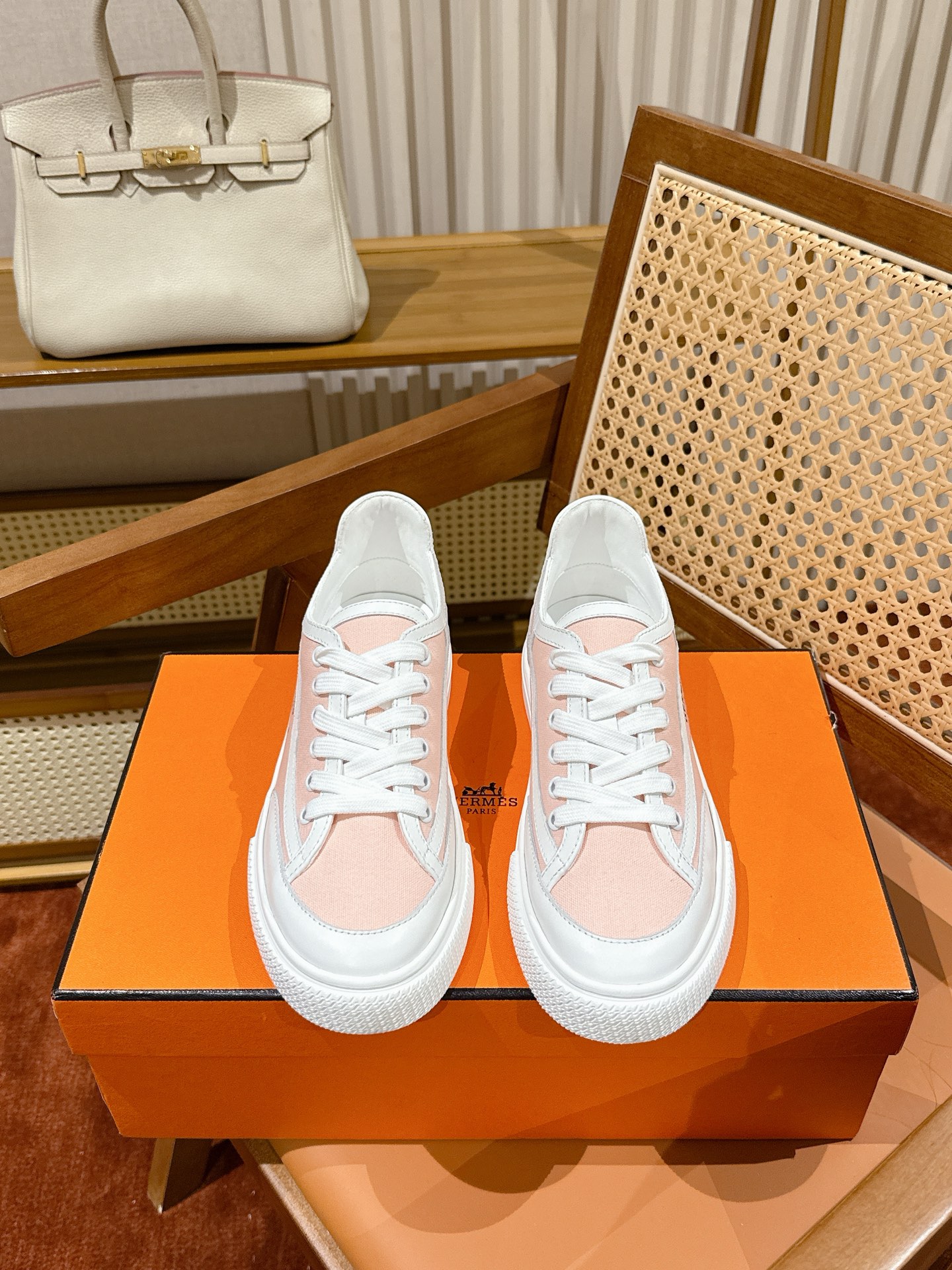 NO:929162,White shoes, herme…sss24 new arrival~ Very popular couple’s style at the counter, H’s first choice for distribution!  It is a classic Hermès model. It comes out in many colors every season. It is definitely one of the most worth buying products. If you have ever met a god or goddess, don’t miss it!  !  It is super light, super comfortable, not tired after walking for a long time, not expensive, and there is a small loop at the back to assist wearing shoes. Top quality 35-46, can be customized 45 46, casual shoes/sports shoes, hermes, hermes, sneakers19860909小白鞋,herme…s ss24 new arrival～ 专柜大热情侣款,H家配货首选鞋履！ 是爱马仕经典款 每一季都会出很多颜色 绝对是最值得买的配货之一 有遇到的男神女神!真的不要错过！！ 他超轻、超舒适 走久不累、价格不贵 后面还有个辅助穿鞋的小圈 顶级精品 35-46,可定做45 46,休闲鞋/运动鞋,hermes,hermes,sneakers,Women's Shoes