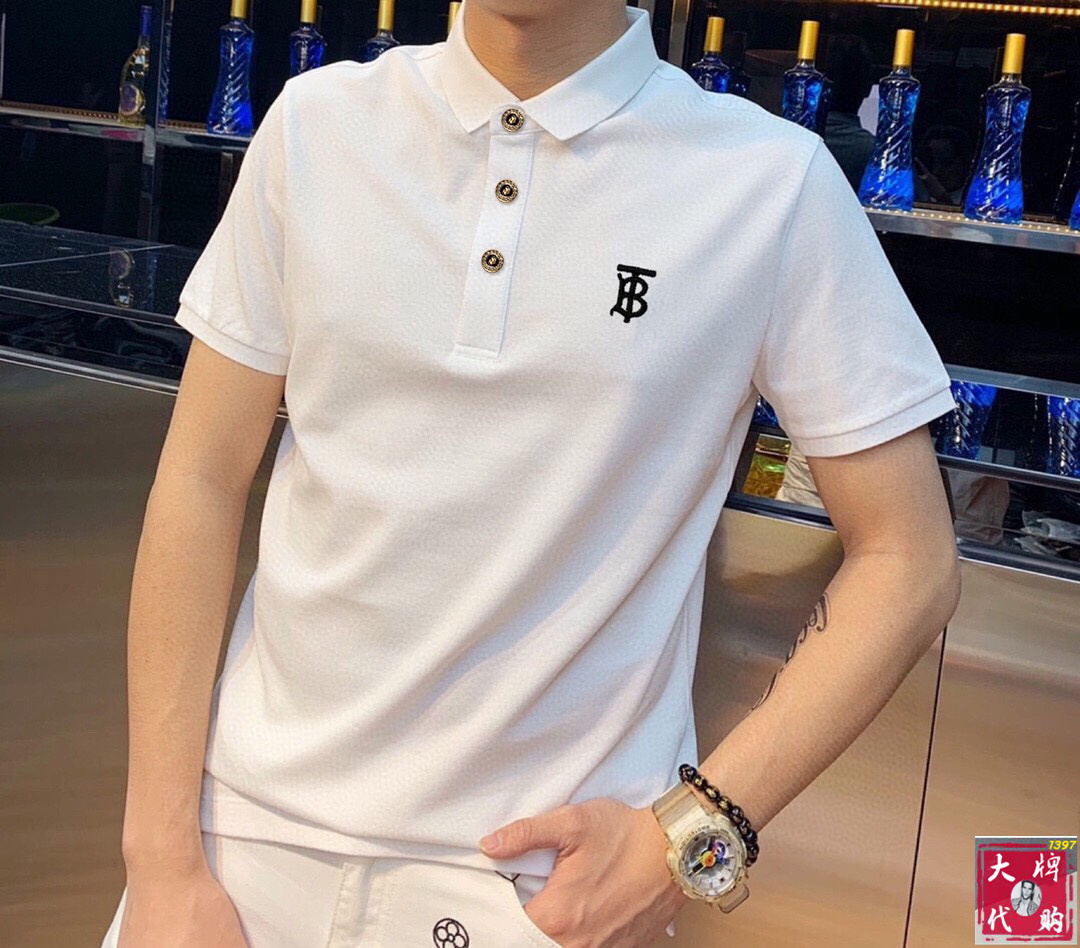 NO:425115,Burberry [Embroidery Craftsmanship] High-end goods business, white-collar workers, must-have items for individuals in the unit!  Casual business lapel short sleeves, technological comfortable fabric, great body feel, smooth texture and great texture!  Good elasticity, no sense of restraint, the fabric has its own breathable mesh, moisture absorption and sweating, quick drying and keeping it dry, small lapel placket-breasted design, showing a straight posture, not soft pedal, simple style, can be used for business and leisure, highly recommended!  The touch is as smooth as jade silk, clean and neat, and elegant and gentlemanly. The high-end materials are the key to the fabric and quality control. The feel is extremely delicate and smooth, the fabric has a good gloss and upper body skeleton feel, so you can greet mature and quality men's clothing!  Sweat in summer and dry in seconds, a brand new experience Business commuting and leisure Number M-4XL, burberry, burberry, T-shirt, alexander wang19860909Burberry 巴宝莉【刺绣工艺】 高端货商务 白领 单位人士必入单品！ 休闲商务翻领短袖,科技舒适面料,体感非常棒,手感顺滑质感很棒！弹性好,无任何束缚感,面料自带透气网孔,吸湿排汗,速干保持干爽,小翻领门襟排扣设计,展露挺拔姿态,不软踏,简约款式,商务休闲都可驾驭,强烈推荐！触感堪比玉蚕丝一样丝滑,干净利落,儒雅绅士风度.高级材质,重点就是面料上,品控的必上,手感极其细腻光滑,面料光泽感和上身骨架感好,打招成熟品质男装！夏天出汗秒干,全新体验 商务通勤休闲 码数M-4XL,,burberry,burberry,T-shirt,alexander wang,Men's clothing