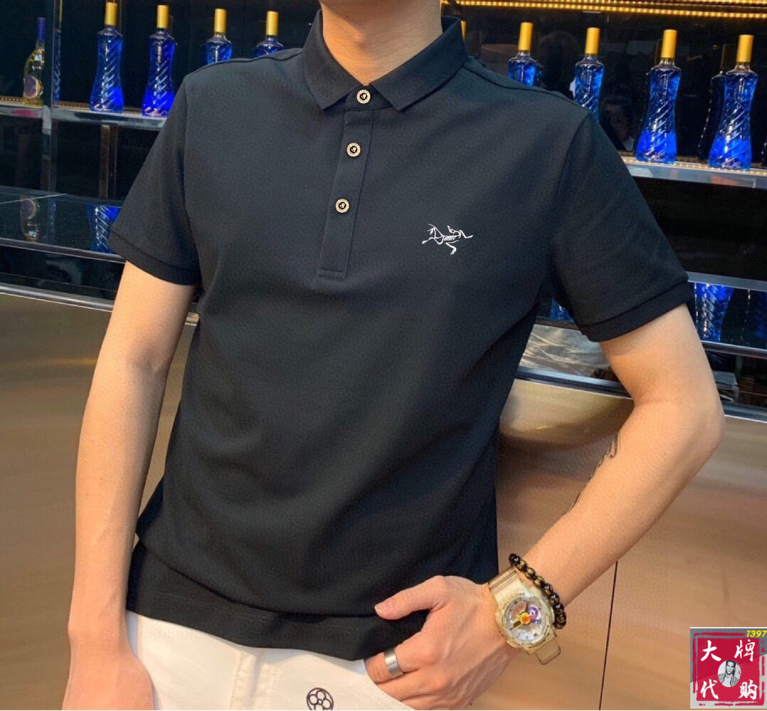 NO:425121,Archaeopteryx [Embroidery Craft] High-end Goods Business White-collar Workers A must-have item for individuals in the unit!  Casual business lapel short sleeves, technological comfortable fabric, great body feel, smooth texture and great texture!  Good elasticity, no sense of restraint, the fabric has its own breathable mesh, moisture absorption and sweating, quick drying and keeping it dry, small lapel placket-breasted design, showing a straight posture, not soft pedal, simple style, can be used for business and leisure, highly recommended!  The touch is as smooth as jade silk, clean and neat, and elegant and gentlemanly. The high-end materials are the key to the fabric and quality control. The feel is extremely delicate and smooth, the fabric has a good gloss and upper body skeleton feel, so you can greet mature and quality men's clothing!  Sweat in summer and dry in seconds, a brand new experience Business commuting and leisure Code number M-4XL, arc'teryx, T-shirt, alexander wang19860909始祖鸟【刺绣工艺】 高端货商务 白领 单位人士必入单品！ 休闲商务翻领短袖,科技舒适面料,体感非常棒,手感顺滑质感很棒！弹性好,无任何束缚感,面料自带透气网孔,吸湿排汗,速干保持干爽,小翻领门襟排扣设计,展露挺拔姿态,不软踏,简约款式,商务休闲都可驾驭,强烈推荐！触感堪比玉蚕丝一样丝滑,干净利落,儒雅绅士风度.高级材质,重点就是面料上,品控的必上,手感极其细腻光滑,面料光泽感和上身骨架感好,打招成熟品质男装！夏天出汗秒干,全新体验 商务通勤休闲 码数M-4XL,arc'teryx,T-shirt,alexander wang,Men's clothing