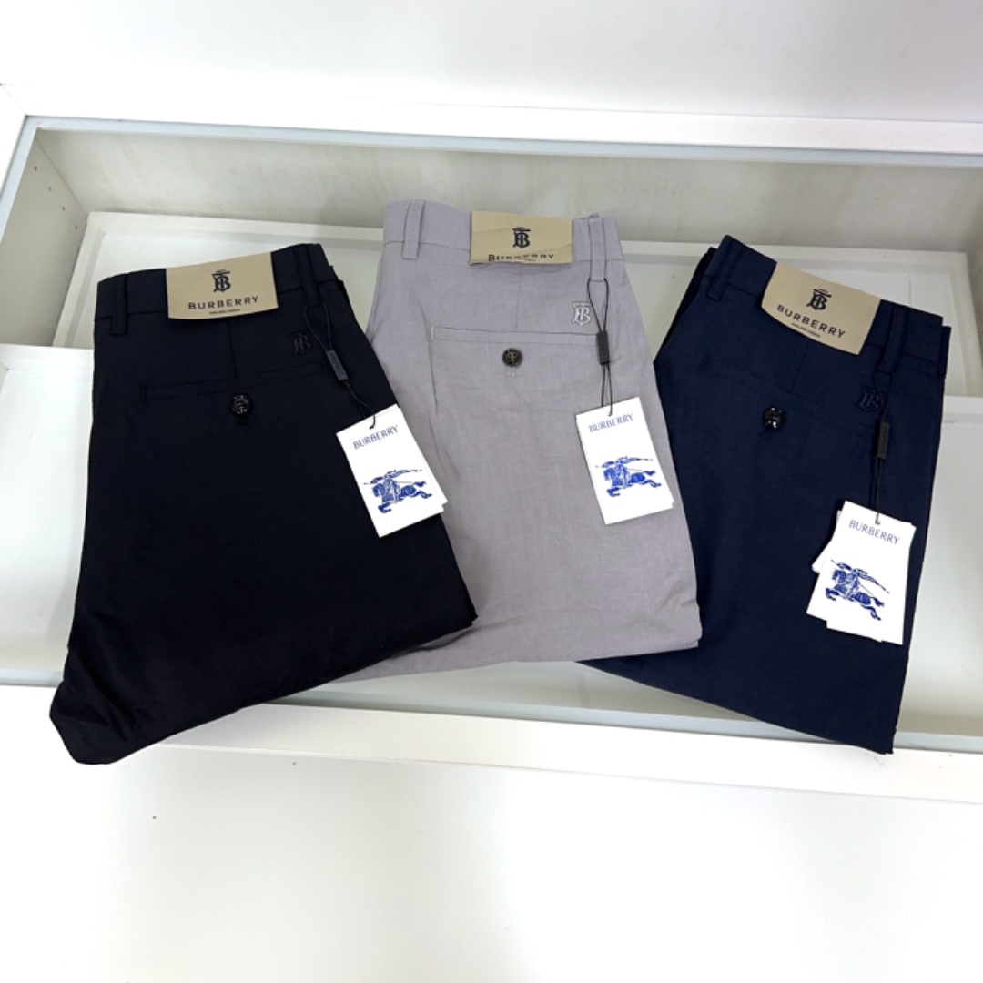 NO:425242,Burberry Burberry is coming, new spring and summer products are available for sale in counters. The original 1:1 product for physical store top casual trousers, trousers, counters, suitable for all ages. The highest version of the imported European fabric in the market. It is comfortable, soft and skin-friendly, with super cool and fashionable and versatile upper body effect, straight and stylish, a must-have for the wardrobe!  Suitable for any occasion Size 29-40, burberry, burberry, alexander wang19860909Burberry 巴宝莉 爆款来袭 春夏新款新品 专柜有售 实体店极品休闲裤西裤专柜原版1:1好货,适合各个年龄段.市场最高版本的欧洲进口面料.舒适柔软亲肤,上身效果超级棒时尚百搭,笔挺有型,衣橱必备！适合任何场合穿着 尺码29-40,,burberry,burberry,alexander wang,Men's clothing