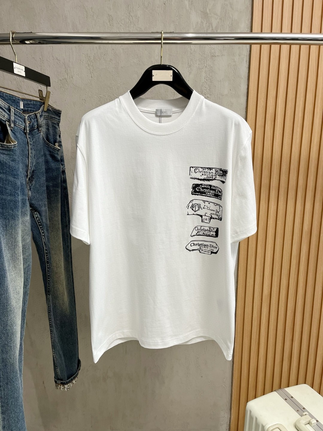 NO:425145,High-version DIOR 2025 new classic round neck short sleeves, fashionable and versatile classic elements to create exquisite craftsmanship counter fabrics, top-level elements to create, classic short sleeves 3 standards complete, trendy men's fashion, whether it is the comfort of the upper body or it is an incomparable existence, a must-have for male gods. Code number XS-XL,,dior,dior,T-shirt,alexander wang19860909高版本 DIOR 迪奥 2025新款经典圆领短袖,时尚百搭经典元素打造精致工艺专柜面料,顶级元素融合打造,经典短袖3标齐全,潮男时尚,无论是上身舒适度还是都是无可比拟的存在,男神必备.码数XS-XL,,dior,dior,T-shirt,alexander wang,Men's clothing