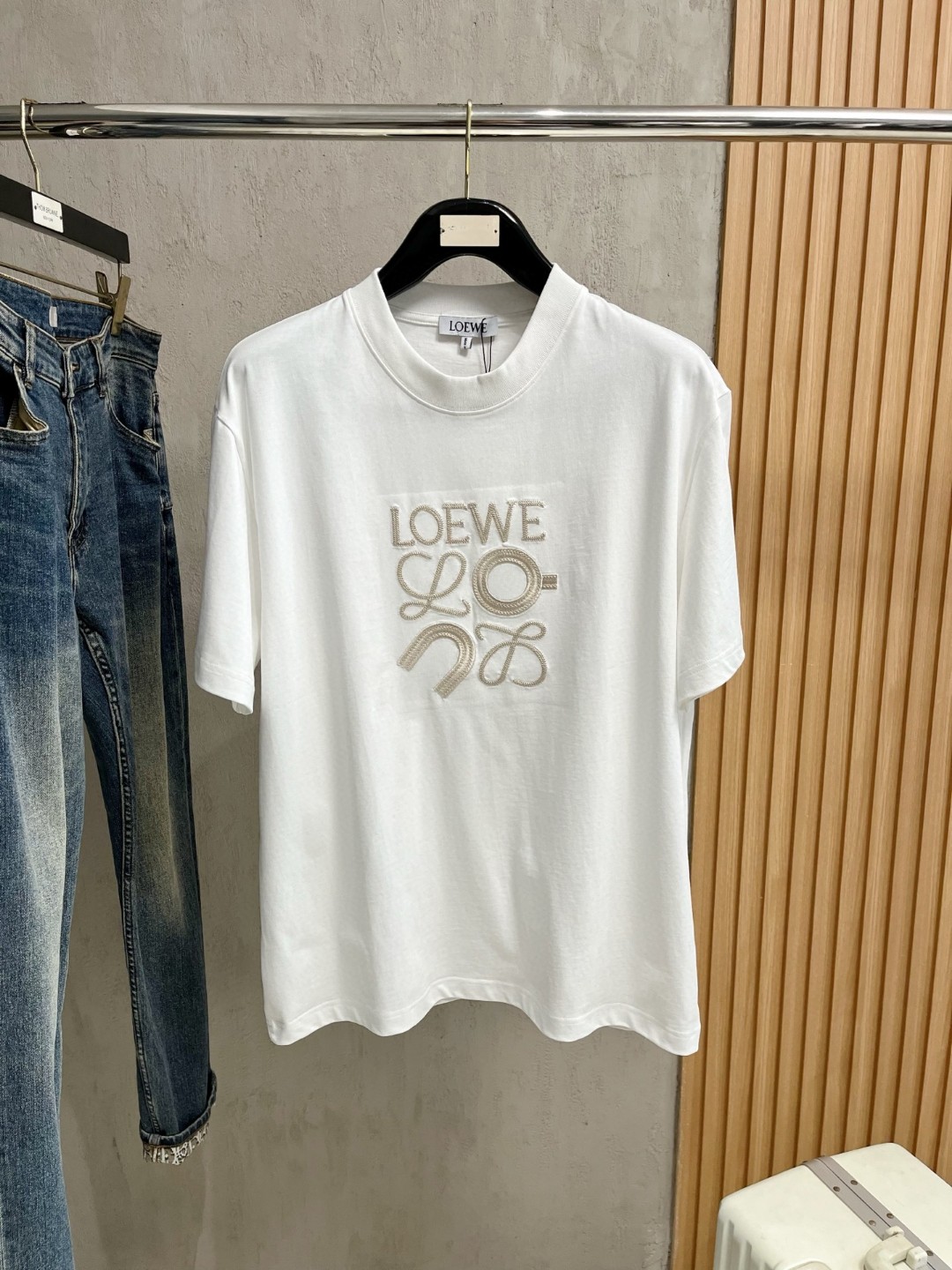 NO:425082,High-version Loewe 2025 new classic round neck short sleeves, fashionable and versatile classic elements to create exquisite craftsmanship counter fabrics, top-level elements to create, classic short sleeves 3 standards complete, trendy men's fashion, whether it is the comfort of the upper body or it is an incomparable existence, a must-have for male gods. Code number XS-XL,,loewe,loewe,T-shirt,alexander wang19860909高版本 Loewe 罗意威 2025新款经典圆领短袖,时尚百搭经典元素打造精致工艺专柜面料,顶级元素融合打造,经典短袖3标齐全,潮男时尚,无论是上身舒适度还是都是无可比拟的存在,男神必备.码数XS-XL,,loewe,loewe,T-shirt,alexander wang,Men's clothing