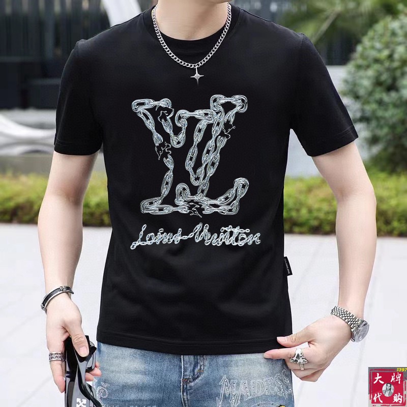 NO:425160,LV Louis Vuitton Top round neck casual short sleeve high-end custom versatile styles that anyone can easily control. Fully customized fabric craftsmanship, the latest logo design of luxury classic brand on the chest, which is very high-end and must be entered if you understand the goods!  The style and tailoring are slim styles, which are very exquisite, showing aura and highlighting the exquisiteness of business men. This is the unique feature, the right slim fit, and the upper body effect is very good!  Size S-XXL, louis vuitton,louis vuitton,t-shirt,alexander wang19860909LV 路易威登  顶级圆领休闲短袖高级定制百搭款式 任何人都可以轻松驾驭 面料全订制工艺 胸前奢华经典品牌最新logo设计,非常显档次懂货的必须入！版型剪裁属于修身款 非常精致,显气场,又会凸显商务男士的精致,这就是独到之处,恰到好处的修身,上身效果非常赞！尺码S-XXL,,louis vuitton,louis vuitton,T-shirt,alexander wang,Men's clothing