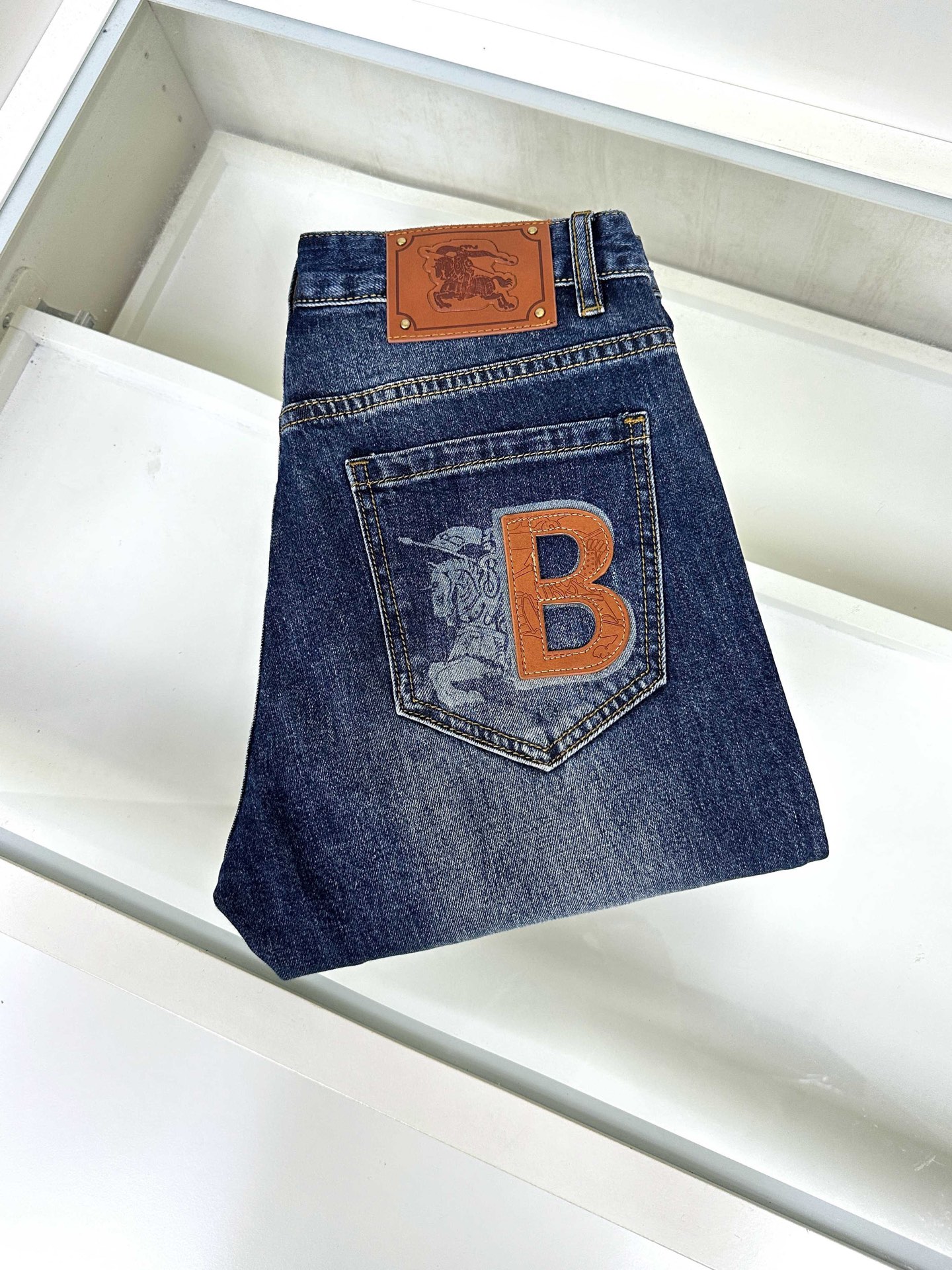 NO:425221,Burberry Burberry is coming, new models and new products are available for sale in the counter. The original jeans in physical stores are already 1:1 good products for the original products of all ages. The highest version of the imported European fabric in the market is comfortable, soft and skin-friendly, with super cool and fashionable and versatile upper body effect, straight and stylish, a must-have for the wardrobe!  Suitable for any occasion Size 28-36, Burberry, Burberry, Jeans, Alexander wang19860909Burberry 巴宝莉 爆款来袭 新款新品 专柜有售 实体店已极品牛仔裤专柜原版1:1好货,适合各个年龄段.市场最高版本的欧洲进口面料.舒适柔软亲肤,上身效果超级棒时尚百搭,笔挺有型,衣橱必备！适合任何场合穿着 尺码28-36,,burberry,burberry,jeans,alexander wang,Men's clothing