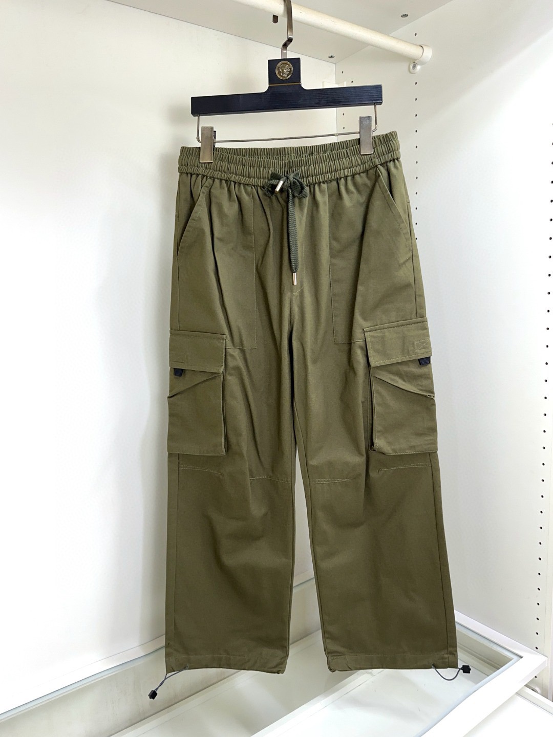 NO:425176,LV Louis Vuitton 2025 spring and summer new elastic strap casual pants!  The official website is released simultaneously. The brand's classic LOGO casual pants, customized fabric, excellent comfort, strong hand touch. Extremely recognizable, perfect quality craftsmanship. Size M-3XL,,louis vuitton,louis vuitton,alexander wang19860909LV 路易威登 2025春夏款新款松紧带休闲裤！官网同步发售.品牌经典LOGO休闲裤 ,定制面料,舒适度极好,手触感强烈.辨识度极高,完美品相工艺. 尺码M-3XL,,louis vuitton,louis vuitton,alexander wang,Men's clothing