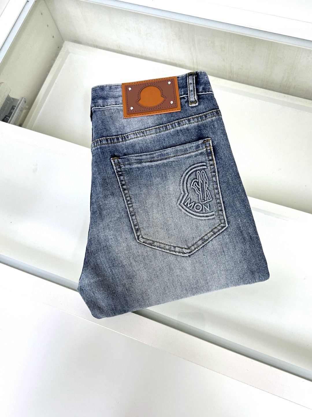 NO:425207,Moncler hooded products are coming, new styles and new products are available for sale in the counter. The original jeans in physical stores are already 1:1 good products for the original products of all ages. The highest version of the imported European fabric in the market is comfortable, soft and skin-friendly, with super cool and fashionable and versatile effect, straight and stylish, a must-have for the wardrobe!  Suitable for any occasion Size 28-36, Moncler, jeans, alexander wang19860909Moncler 蒙口 爆款来袭 新款新品 专柜有售 实体店已极品牛仔裤专柜原版1:1好货,适合各个年龄段.市场最高版本的欧洲进口面料.舒适柔软亲肤,上身效果超级棒时尚百搭,笔挺有型,衣橱必备！适合任何场合穿着 尺码28-36,,Moncler,jeans,alexander wang,Men's clothing