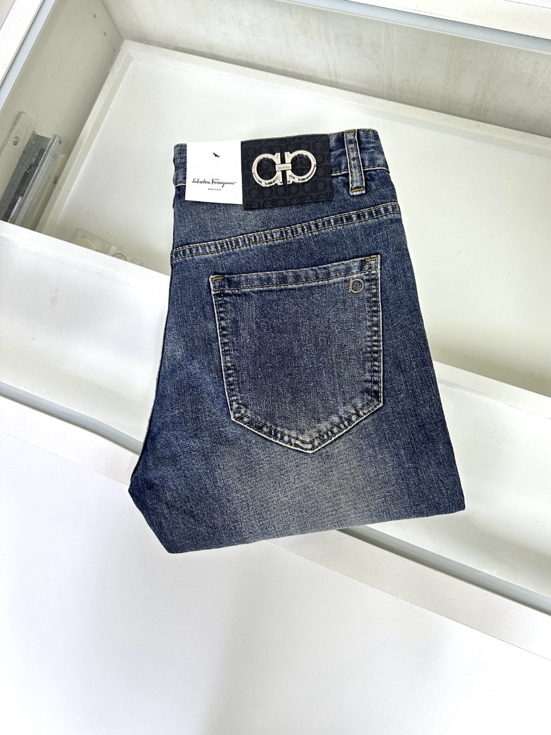 NO:425199,Ferragamo's hot products are coming, new models and new products are available for sale in the counter. The original jeans in physical stores are already 1:1 good products for the original 1:1, suitable for all ages. The highest version of imported European fabrics in the market. They are comfortable, soft and skin-friendly, with super cool and fashionable and versatile upper body effect, straight and stylish, a must-have for the wardrobe!  Suitable for any occasion Size 28-36, ferragamo, jeans, alexander wang19860909菲拉格慕 爆款来袭 新款新品 专柜有售 实体店已极品牛仔裤专柜原版1:1好货,适合各个年龄段.市场最高版本的欧洲进口面料.舒适柔软亲肤,上身效果超级棒时尚百搭,笔挺有型,衣橱必备！适合任何场合穿着 尺码28-36,,ferragamo,jeans,alexander wang,Men's clothing