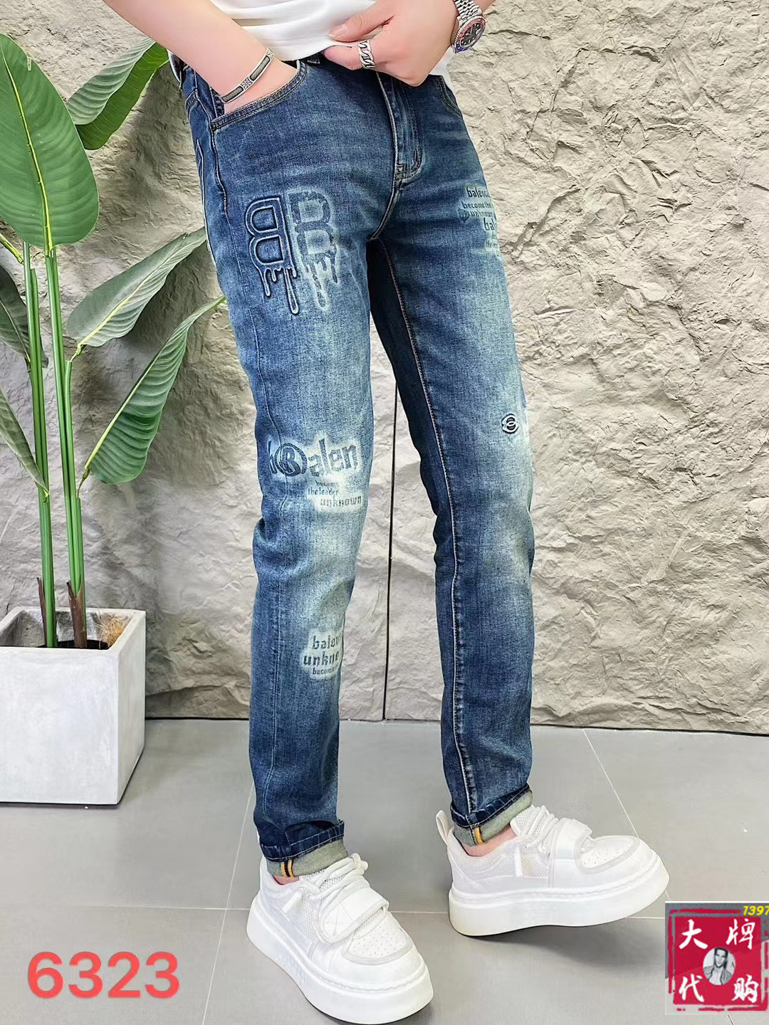 NO:427451,Balenciaga men's jeans original original cloth original wash water!  Imported original wash elastic fabrics, complex handicrafts superimposed, any wash process will become a completely different color effect after a few more seconds, so it is more precious, especially long-lasting and odor-resistant... Use the best tannin elastic texture, genuine leather leather cards, high-quality metal accessories... to create a unique and original jeans style!  Original hardware accessories, super positive style, comfortable and breathable, extremely high grade, counter quality, and handsome upper body. Number of 29-38,,balenciaga,jeans,alexander wang19860909巴黎世家 男士牛仔裤原厂原布原洗水！进口原版水洗弹力面料,复杂的手工艺叠加,任何一个洗水环节多停留几秒都会变成完全不一样的颜色效果,所以越加珍贵,特别持久、耐味…… 选用上乘的丹宁弹力质感,真皮皮牌、高定的金属辅料……打造出独特及原创的牛仔裤款型！原版五金辅料,版型超正,舒适透气,档次极高,专柜品质,上身帅气十足. 码数29-38,,balenciaga,jeans,alexander wang,Men's clothing