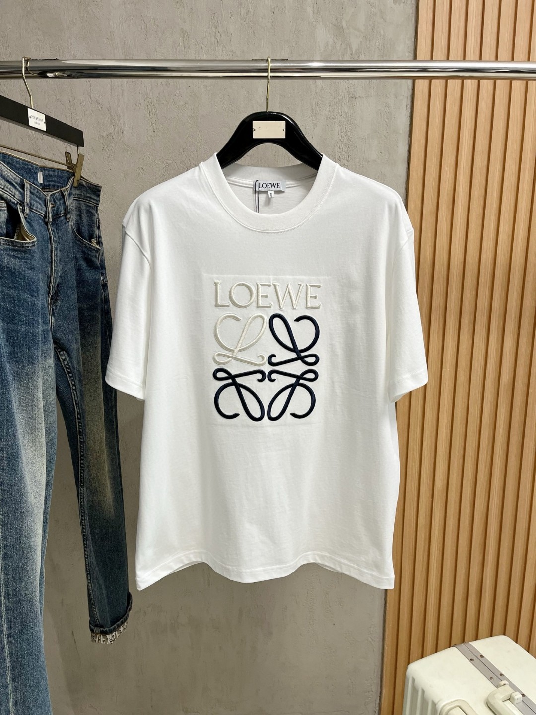 NO:427482,High-version Loewe, Fat Brother Gospel Maximum XL can wear 200 pounds, top-level round neck casual short sleeves, top-level version, high-end custom versatile styles, anyone can easily control the fabric, full customization and craftsmanship, the latest logo design of the luxurious classic brand on the chest, very high-end and those who understand goods must enter!  The style and tailoring are slim styles, which are very exquisite, showing aura and highlighting the exquisiteness of business men. This is the unique feature, the right slim fit, and the upper body effect is very good!  Size XS-XL (counter code is equivalent to M-3XL), loewe,loewe,T-shirt,alexander wang19860909高版本 Loewe 罗意威 胖哥福音最大XL可穿200斤 顶级圆领休闲短袖 顶级版本 高级定制百搭款式 任何人都可以轻松驾驭 面料全订制工艺 胸前奢华经典品牌最新logo设计,非常显档次懂货的必须入！版型剪裁属于修身款 非常精致,显气场,又会凸显商务男士的精致,这就是独到之处,恰到好处的修身,上身效果非常赞！尺码XS-XL（专柜码等同M-3XL）,,loewe,loewe,T-shirt,alexander wang,Men's clothing