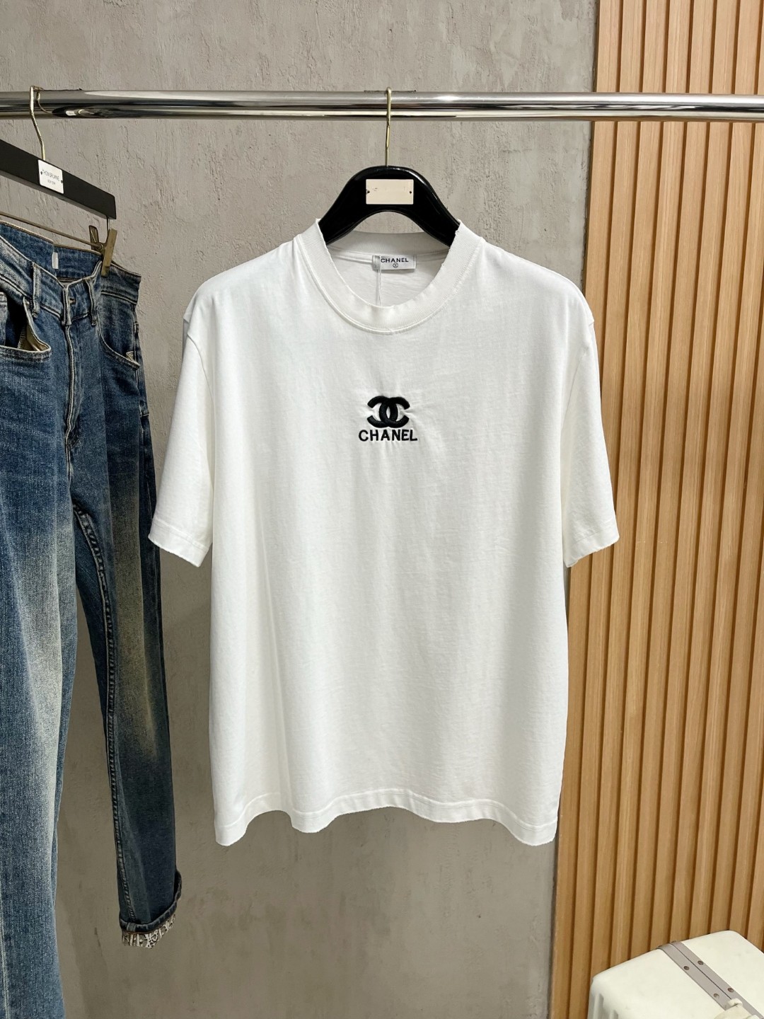 NO:427446,High-version CHANEL Chanel Fat Brother Gospel Maximum XL can wear 200 catties Top-level round neck casual short sleeves Top-level version High-end custom versatile styles Anyone can easily control the fabric is fully customized craftsmanship The latest logo design of the luxurious classic brand on the chest is very high-end, and those who understand goods must enter!  The style and tailoring are slim styles, which are very exquisite, showing aura and highlighting the exquisiteness of business men. This is the unique feature, the right slim fit, and the upper body effect is very good!  Size XS-XL (counter code is equivalent to M-3XL), chanel, chanel, T-shirt, alexander wang19860909高版本 CHANEL 香奈儿 胖哥福音最大XL可穿200斤 顶级圆领休闲短袖 顶级版本 高级定制百搭款式 任何人都可以轻松驾驭 面料全订制工艺 胸前奢华经典品牌最新logo设计,非常显档次懂货的必须入！版型剪裁属于修身款 非常精致,显气场,又会凸显商务男士的精致,这就是独到之处,恰到好处的修身,上身效果非常赞！尺码XS-XL（专柜码等同M-3XL）,,chanel,chanel,T-shirt,alexander wang,Men's clothing