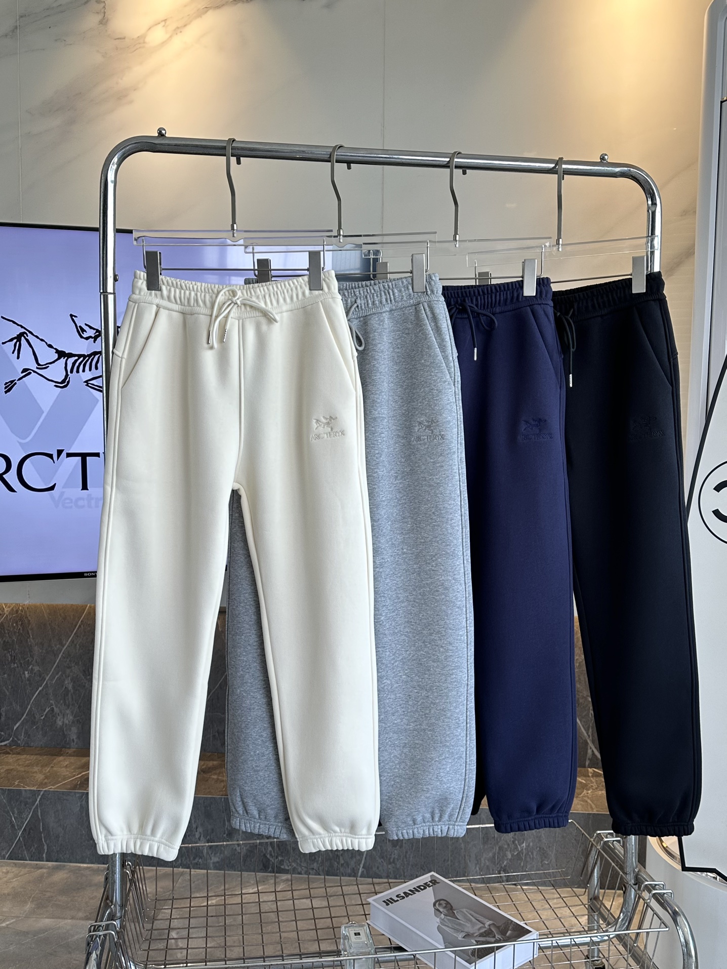 High-End Women’s Suits and Winter Jogging Pants Available with Various Sizes and Colors - 图片 1