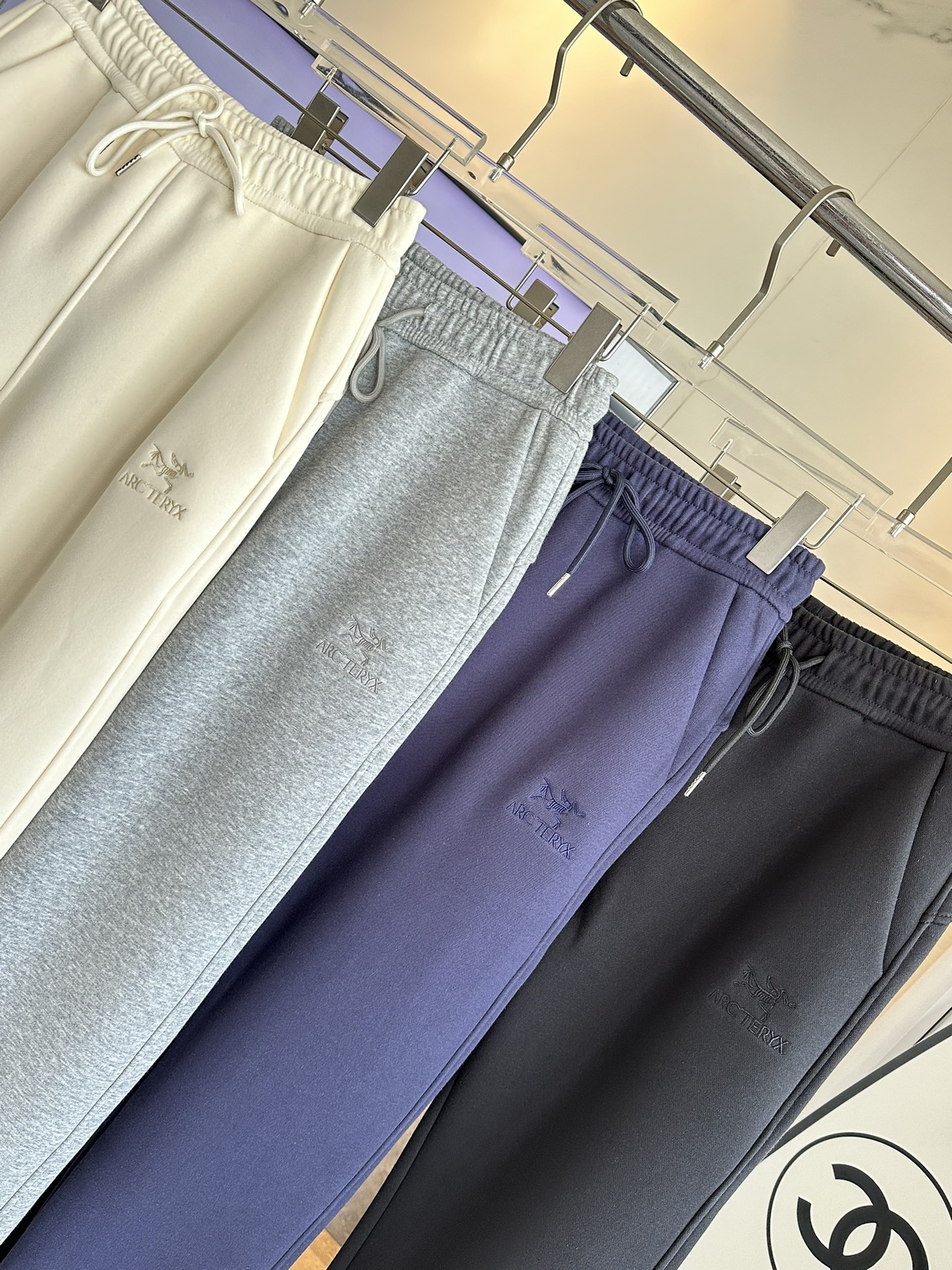 High-End Women’s Suits and Winter Jogging Pants Available with Various Sizes and Colors - 图片 3