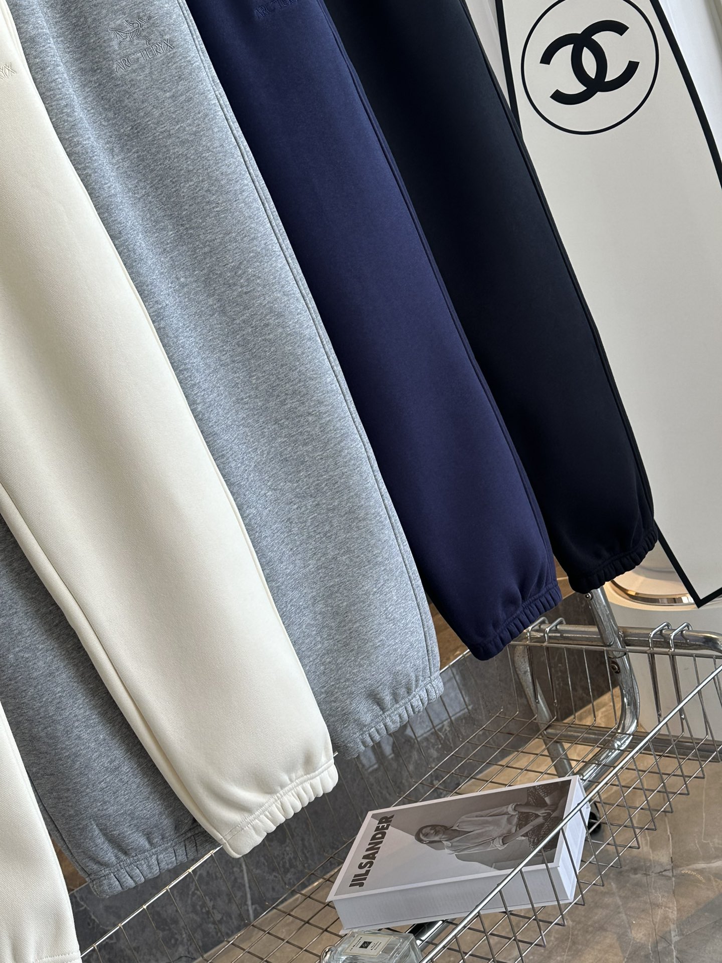 High-End Women’s Suits and Winter Jogging Pants Available with Various Sizes and Colors - 图片 4