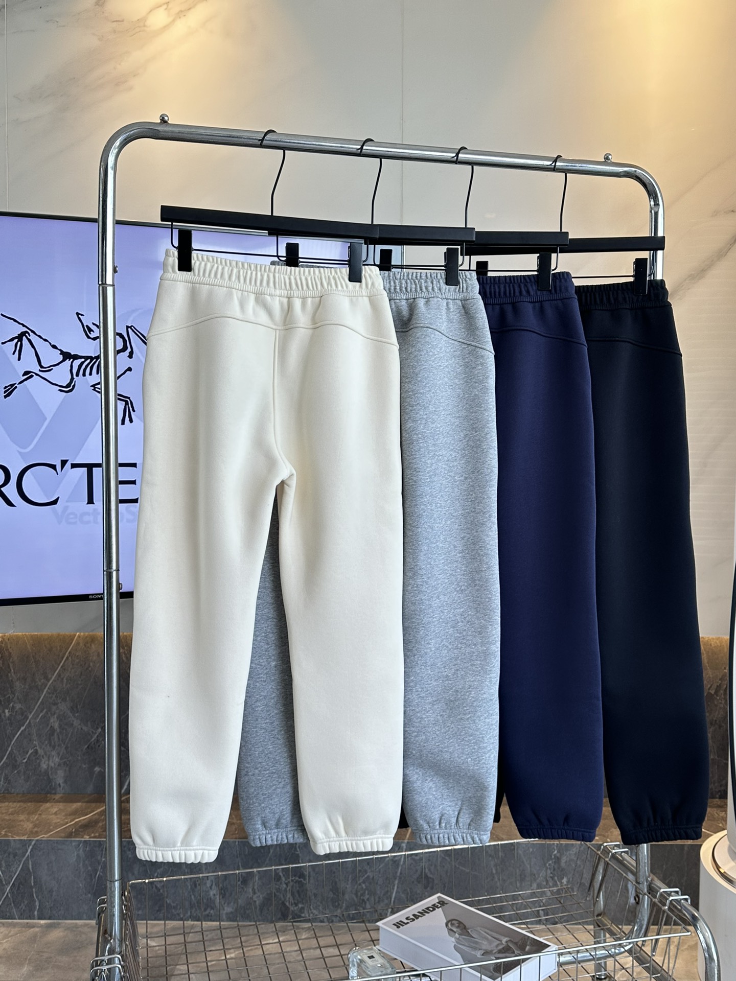 High-End Women’s Suits and Winter Jogging Pants Available with Various Sizes and Colors - 图片 2