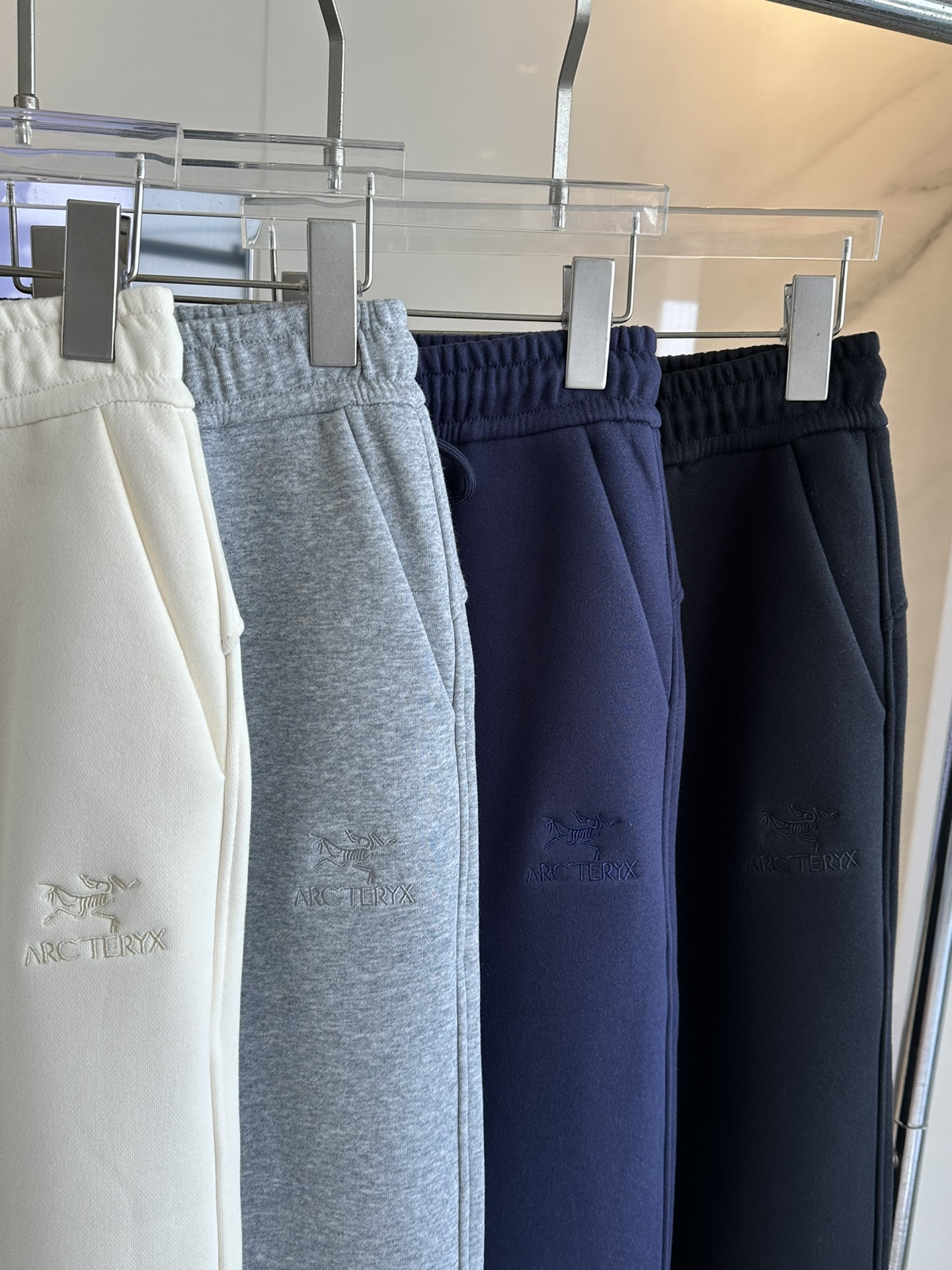 High-End Women’s Suits and Winter Jogging Pants Available with Various Sizes and Colors - 图片 5