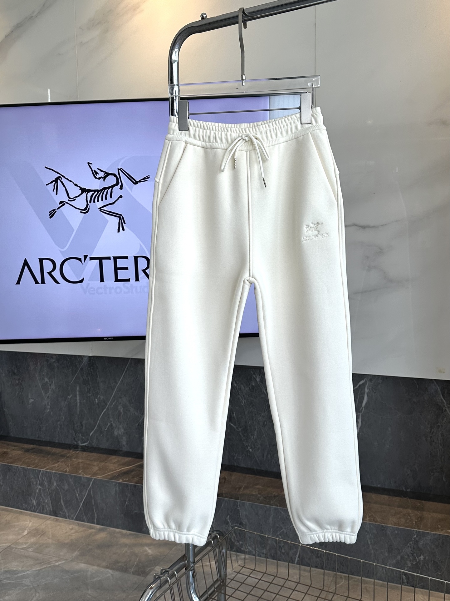High-End Women’s Suits and Winter Jogging Pants Available with Various Sizes and Colors - 图片 6