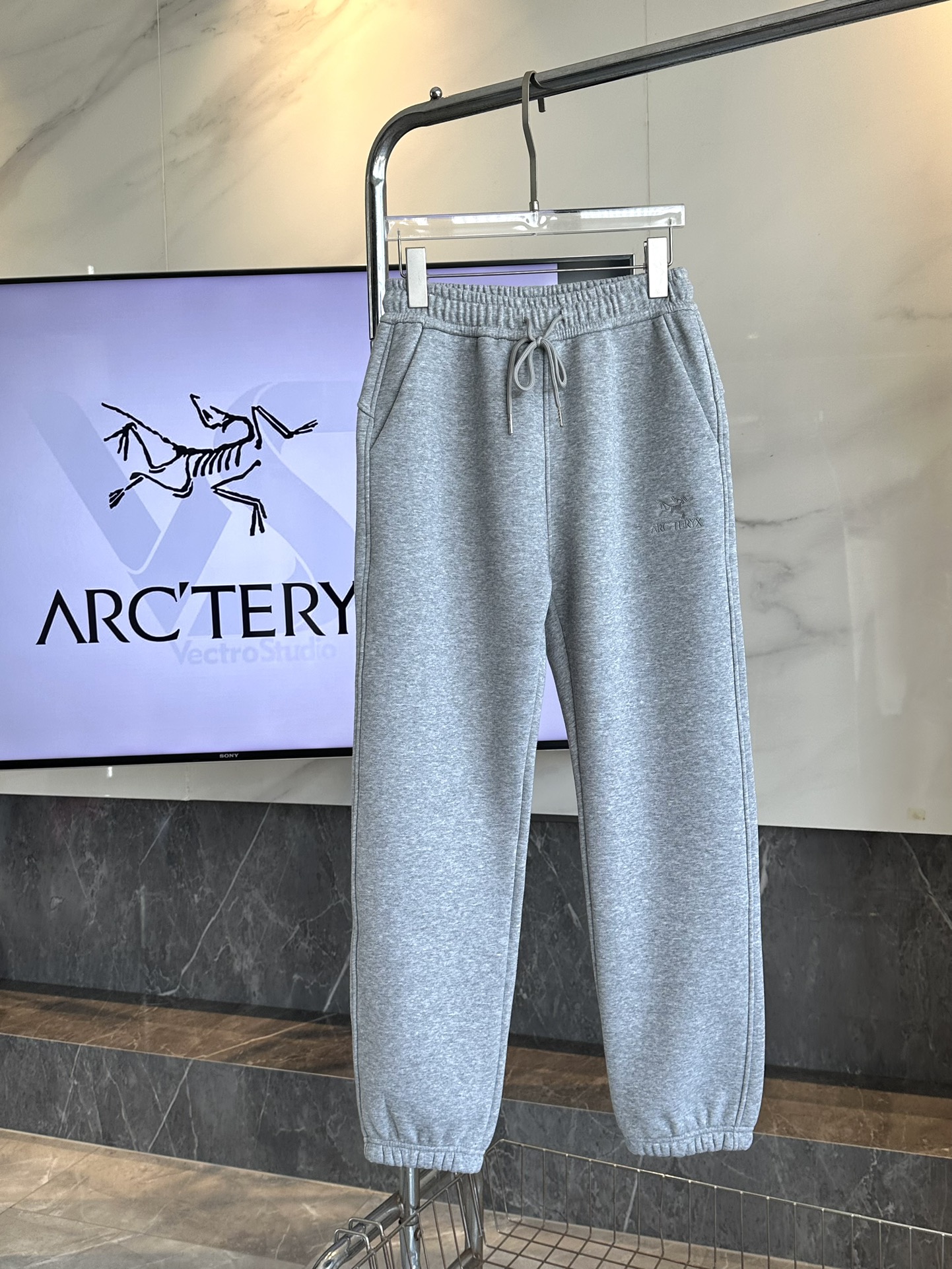 High-End Women’s Suits and Winter Jogging Pants Available with Various Sizes and Colors - 图片 7