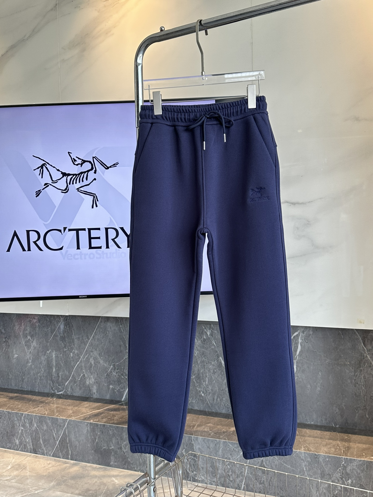 High-End Women’s Suits and Winter Jogging Pants Available with Various Sizes and Colors - 图片 8