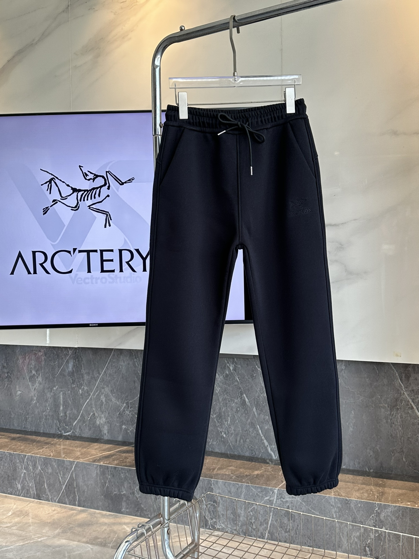 High-End Women’s Suits and Winter Jogging Pants Available with Various Sizes and Colors - 图片 9
