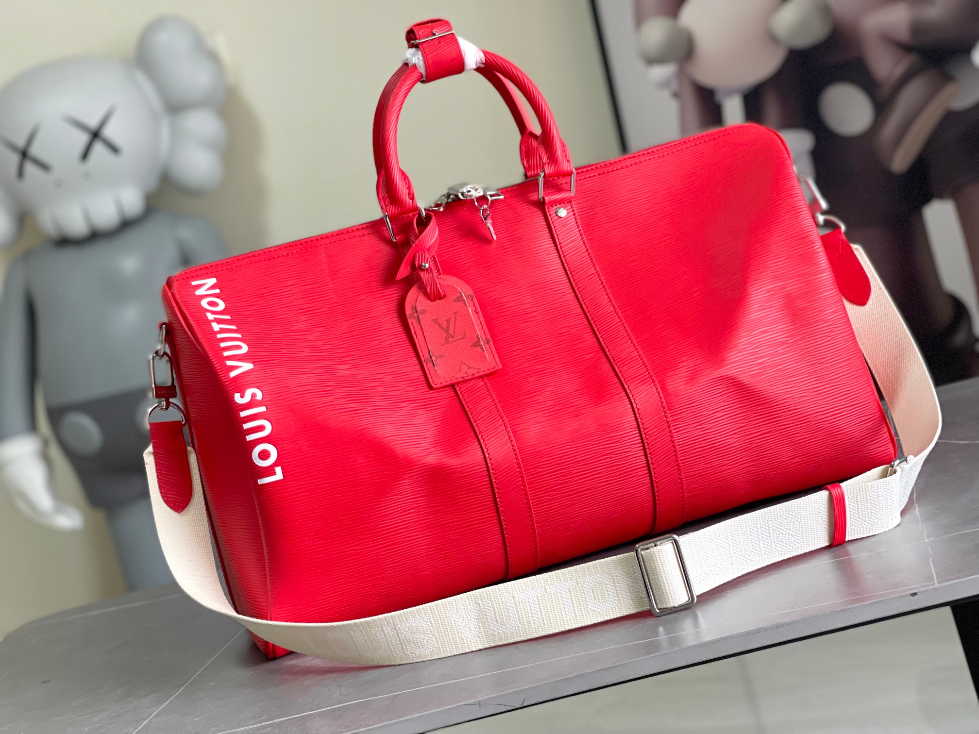 NO:180481,Authentic Grade Top Original List M23721 This model Water Rippled Keepall Bandoulière 50 Travel Bag is Monogram Shadow Leather Painted Full Monogram Embossed, matched with matte metal parts, achieving a minimalist design, and the cabin luggage size is suitable for short trips. Keepall soft travel bag series was born in the era, and is classic and elegant today. Size 50 x 29 x 23 cm, authentic LV, louis vuitton19860909正品级 顶级原单 M23721本款 水波纹 Keepall Bandoulière 50 旅行袋为 Monogram Shadow 皮革铺陈全幅 Monogram 压纹,搭配哑光金属件,成就极简主义设计,机舱行李尺寸适宜短途旅行.Keepall 软质旅行袋系列诞生于 年代,当下经典风雅如旧.尺寸50 x 29 x 23 厘米,正品级LV,louis vuitton,Bag