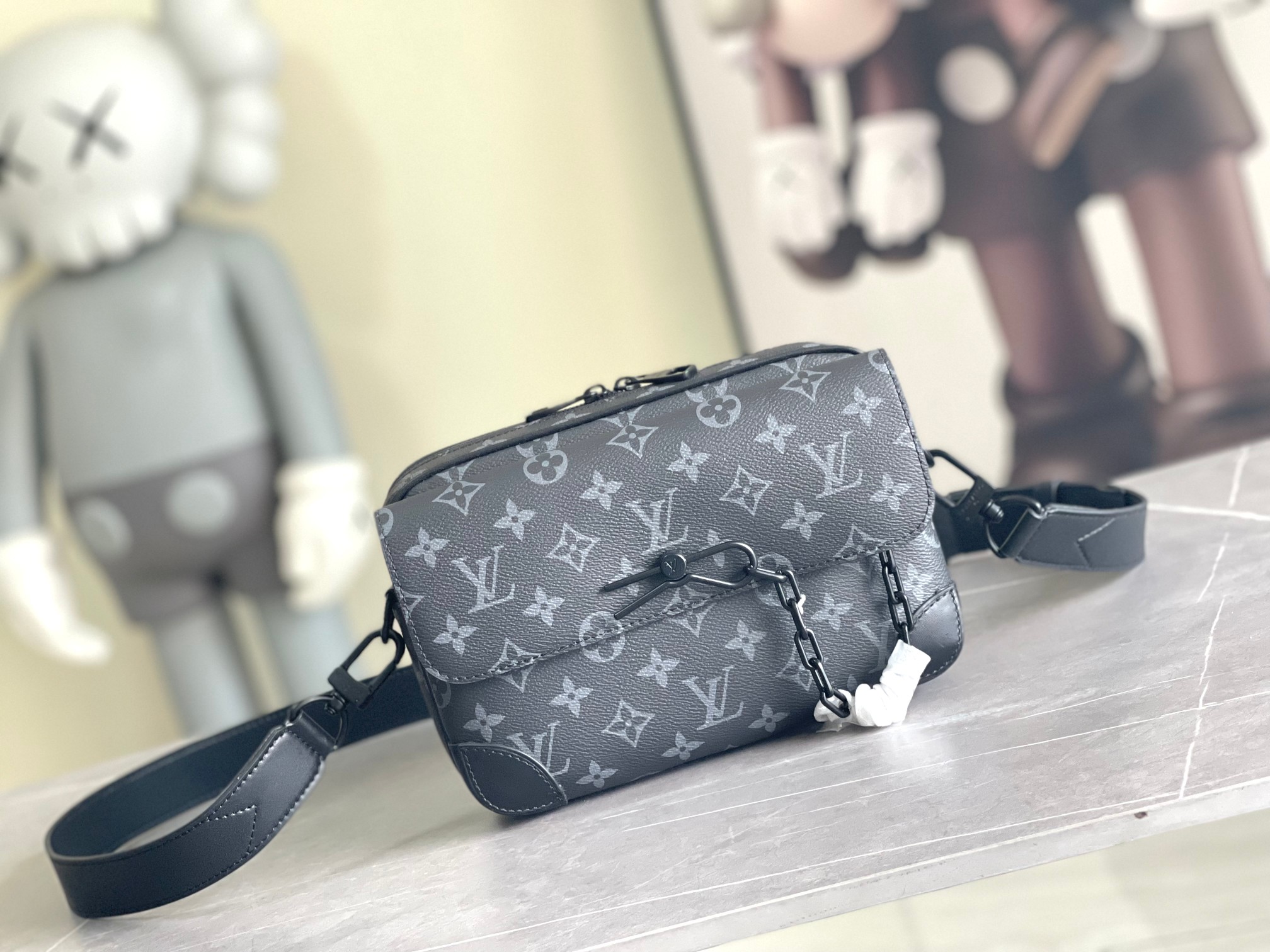 NO:180474,Genuine grade M46795 black flower M23742 embossed top original list This Steamer postage bag combines modern functions and classic elements in a delicate configuration that fits the shape. Reinforced leather corners and chains and needle elements back to the traditional Louis Vuitton Steamer hard box design, wide adjustable shoulder straps for a comfortable carrying experience. 24.0 x 17.0 x 5.0 cm (Length x Height x Width) Monogram Eclipse coated canvas Cowhide leather trim Fabric lining Metal parts Zipper main compartment Magnetic buckle flip front compartment Steamer style chain Inner pocket The shoulder strap is not removable and adjustable Strap half length 50.0 cm The strap half length can be adjusted to 55.0 cm, Genuine grade LV, christian louboutin, louis  vuitton,louis vuitton,cowhide19860909正品级 M46795黑花 M23742压花 顶级原单 本款 Steamer 邮差包以贴合身形的玲珑构型汇聚摩登功能与经典元素.加固皮革包角以及链条和饰针元素回溯路易威登传统 Steamer 硬箱设计,宽幅可调节肩带实现舒适背携体验.24.0 x 17.0 x 5.0 厘米 (长 x 高 x 宽) Monogram Eclipse 涂层帆布 牛皮革饰边 织物内衬 金属件 拉链主隔层 磁扣翻盖前隔层 Steamer 风格链条 内袋 肩带不可拆卸,可调节 包带半长50.0 厘米 包带半长可调至55.0 厘米,正品级LV,christian louboutin,louis vuitton,louis vuitton,cowhide,Bag