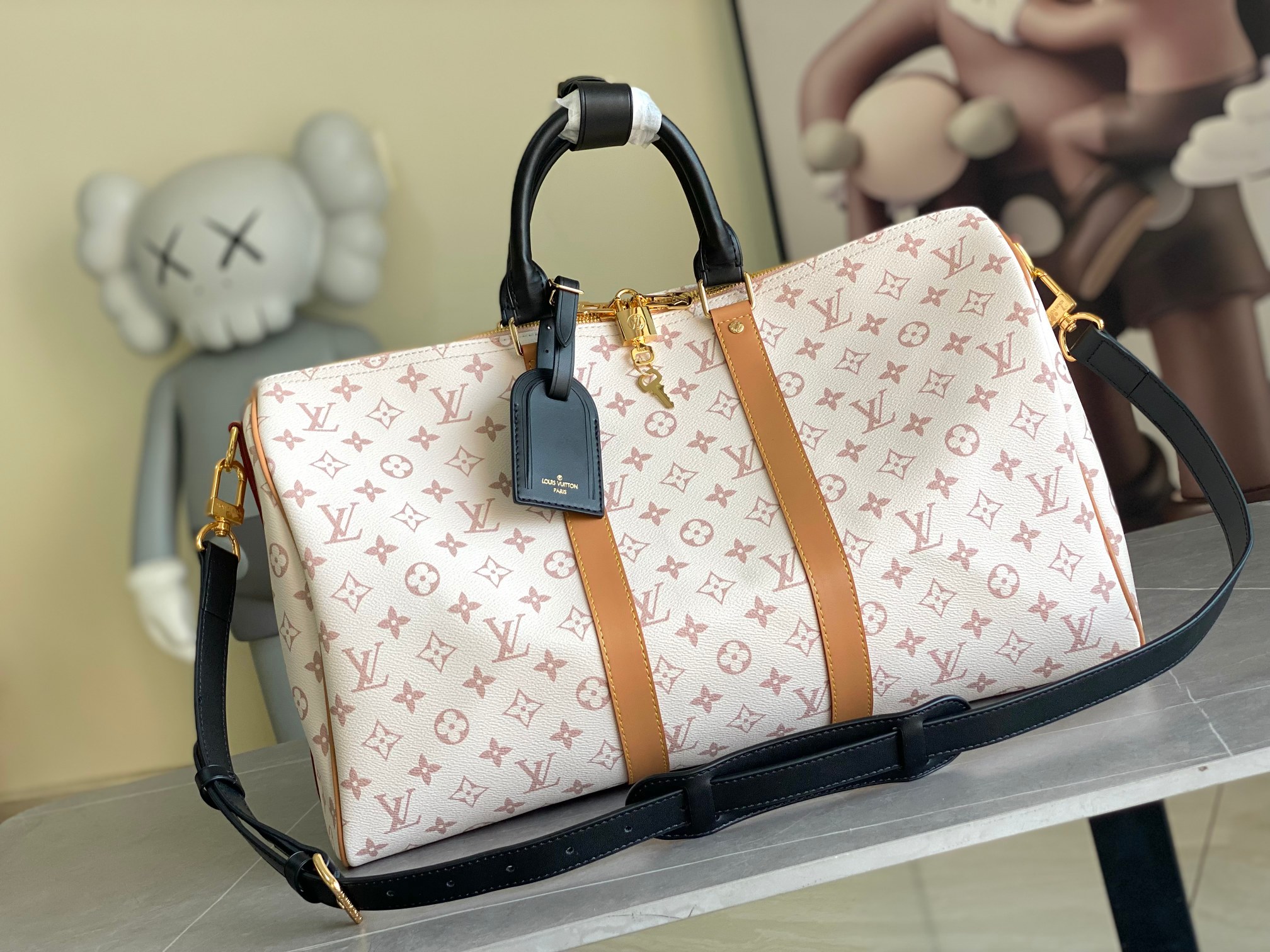 NO:180417,Authentic grade (original leather version) 46863 Louis Vuitton Classic Keepall 45 size travel bag model number 46863 Immersed with pink tones like rising sun, welcoming spring. Monogram canvas presents a soft brilliance, and the size of the carry-on luggage does not lose enough storage space. Detailed features 45 x 27 x 20 cm (length x height x width) Monogram coated canvas cowhide cowhide fabric lining Metal parts Zipper opening and closing Large main compartment Zipper inner bag Removable brand Body luggage size, authentic LV, louis vuitton, louis vuitton, cowhide19860909正品级（原厂皮版本）46863 路易威登经典 Keepall 45尺寸旅行袋款号46863 浸染宛如朝阳的粉彩色调,活力迎接 春季.Monogram 帆布呈现柔和光彩,随身上机行李尺寸不失充裕收纳空间. 详细特征 45 x 27 x 20 厘米 (长度 x 高 x 宽) Monogram 涂层帆布 牛皮革饰边 织物内衬 金属件 拉链开合 大号主隔层 拉链内袋 可拆卸名牌 随身上机行李尺寸,正品级LV,louis vuitton,louis vuitton,cowhide,Bag