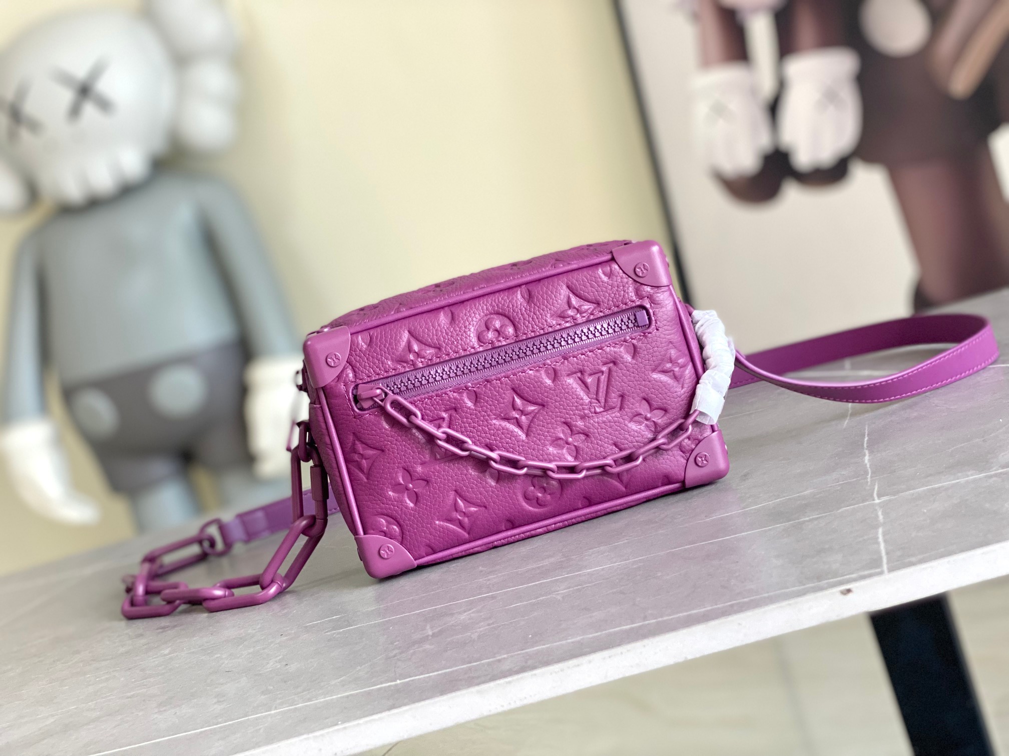 NO:180443,Authentic M24224 M55702 MINI SOFT TRUNK Handbag Soft Trunk Mini Handbag is made of embossed Monogram pattern Taurillon leather, paired with rivet corners and square shapes, inheriting the charm of Louis Vuitton's traditional hard box design. One matte chain is connected to the zipper, and the other is cleverly integrated into the shoulder strap, injecting modern charm into the exquisite design. Size18.5 x 13 x 8 cm., authentic LV, louis vuitton, louis vuitton19860909正品级 M24224 M55702 MINI SOFT TRUNK 手袋 Soft Trunk 迷你手袋取材压印 Monogram 图案的 Taurillon 皮革,搭配铆钉边角和四方造型,承袭路易威登传统硬箱设计之韵.一条哑光链条与拉链衔接,另一条巧妙融入肩带,为精巧设计注入摩登魅力.size18.5 x 13 x 8 cm.,正品级LV,louis vuitton,louis vuitton,Bag